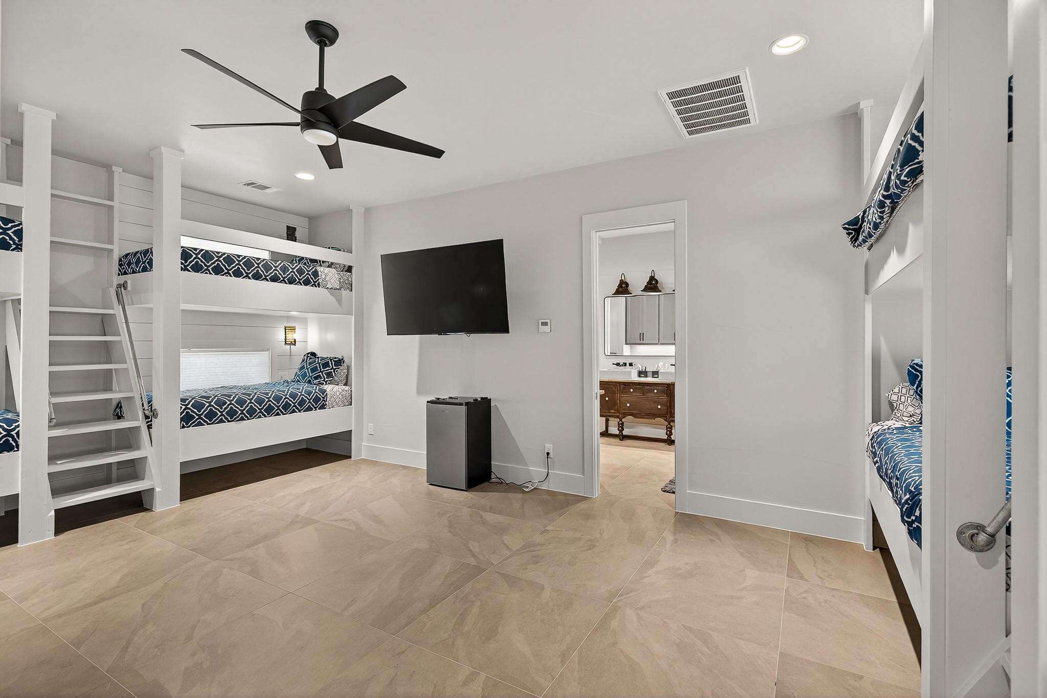 Image 28 of 38 For 1011 Moss Downs