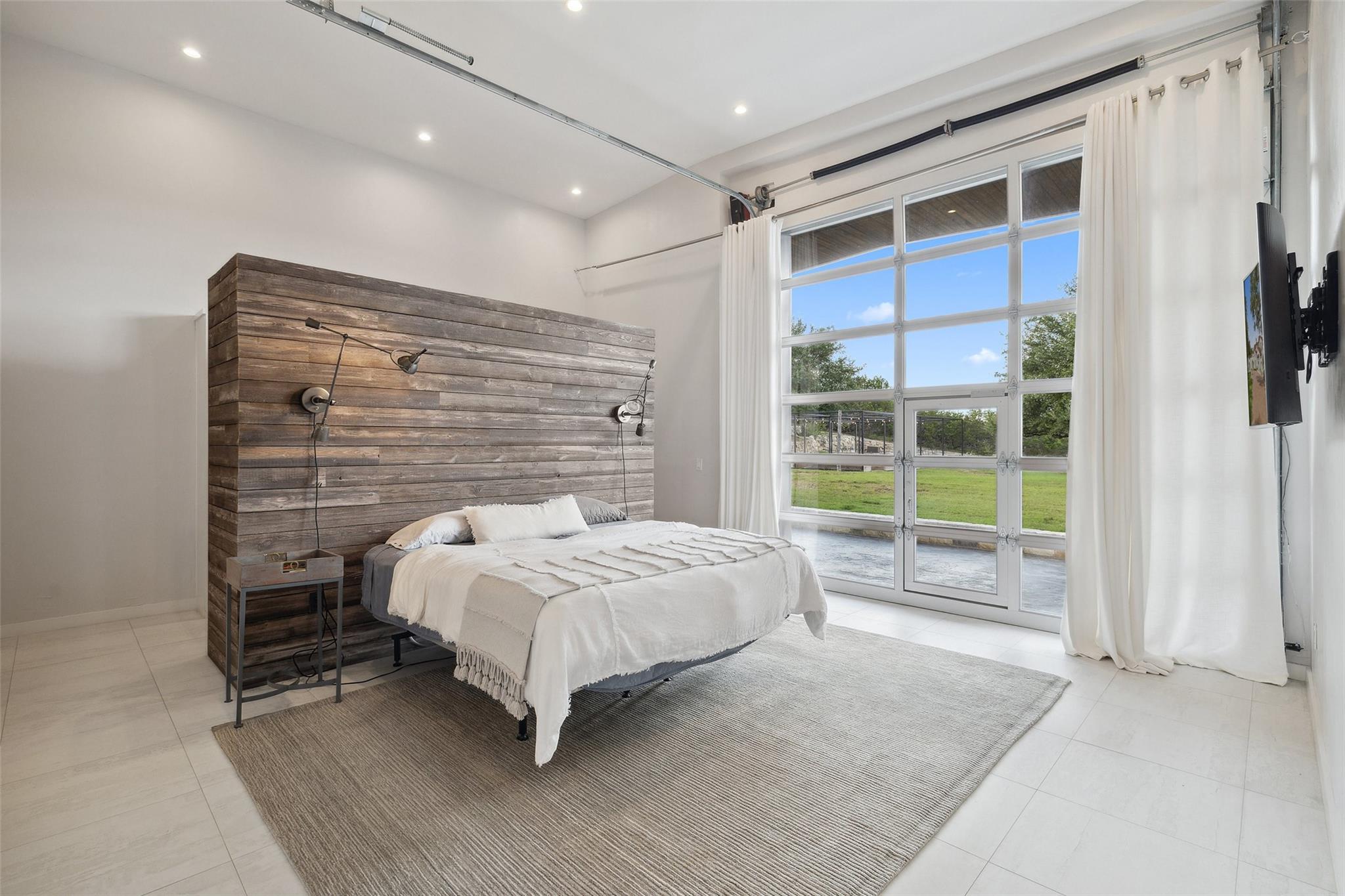 Image 18 of 40 For 2412 Bee Creek Rd