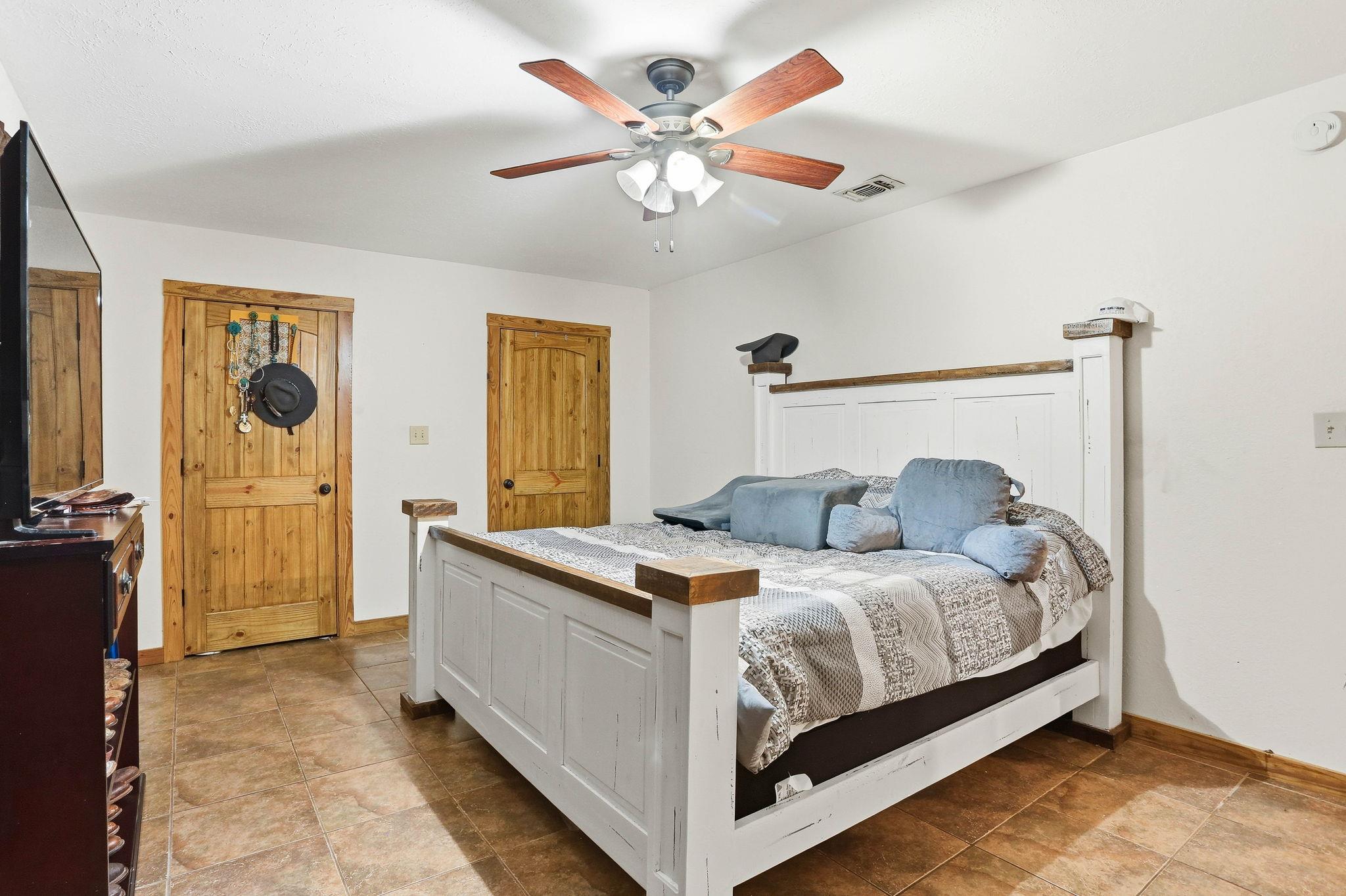 Image 11 of 37 For 340 Rio Oak  