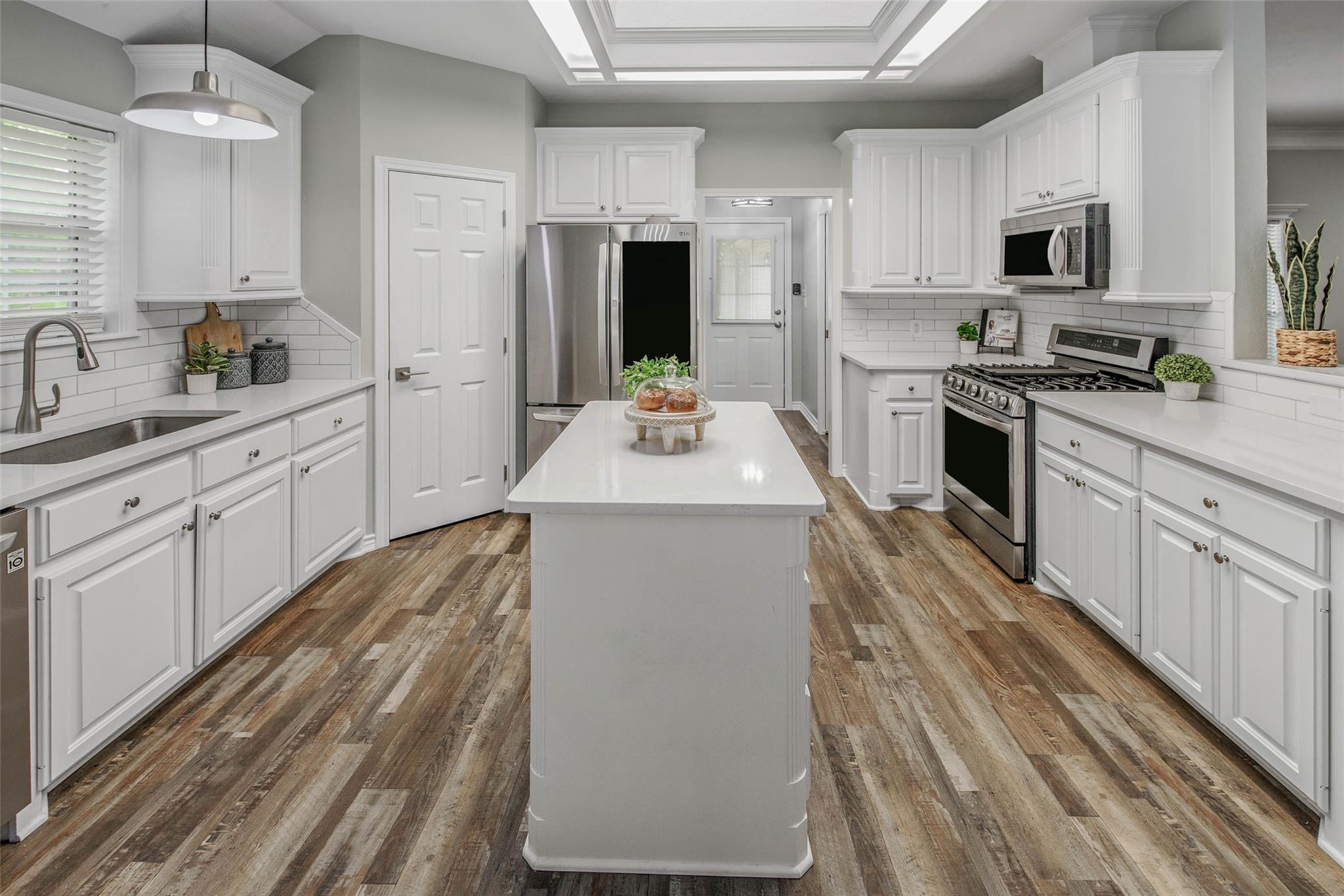 Image 8 of 39 For 6201 Cromwell Ct