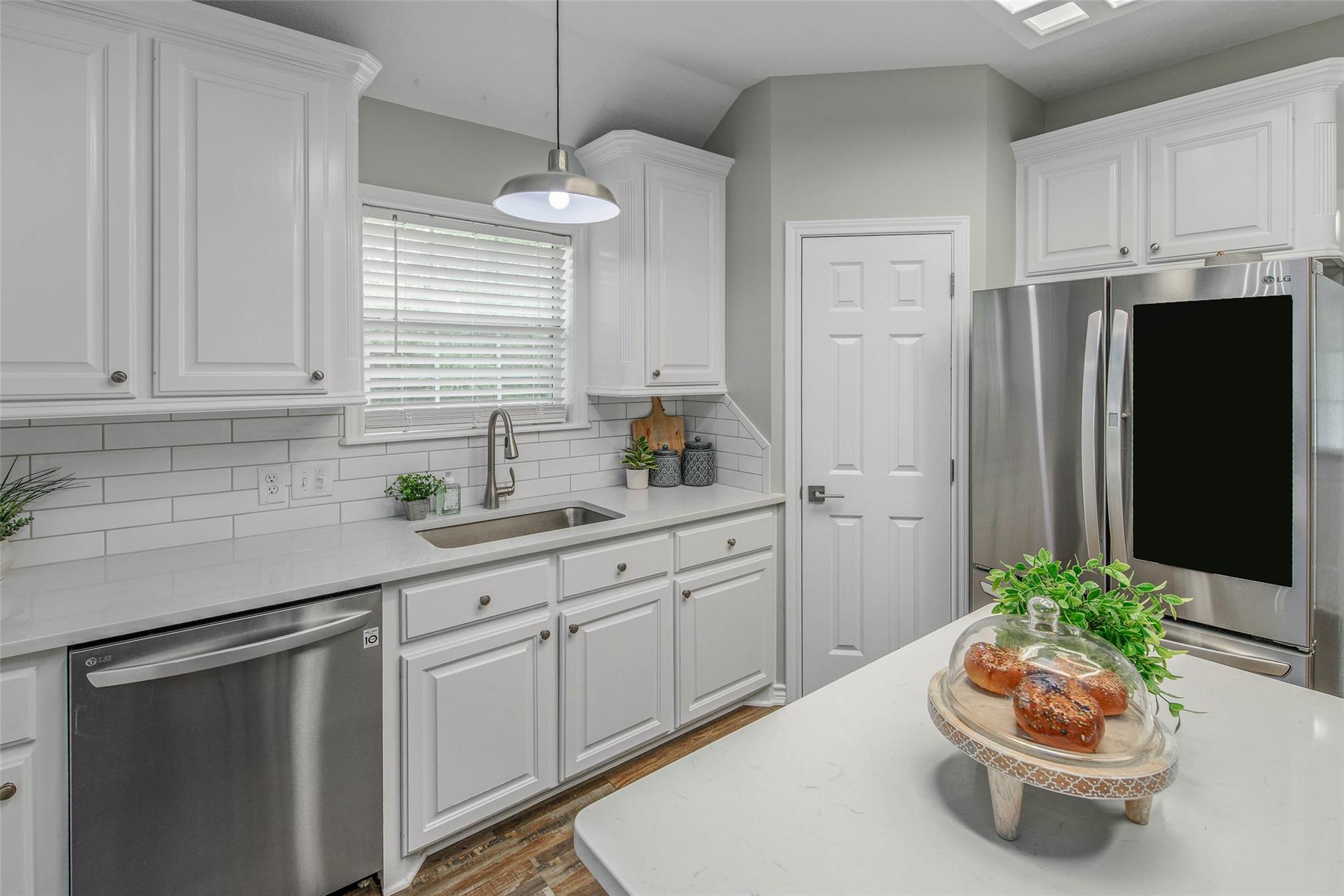 Image 9 of 39 For 6201 Cromwell Ct