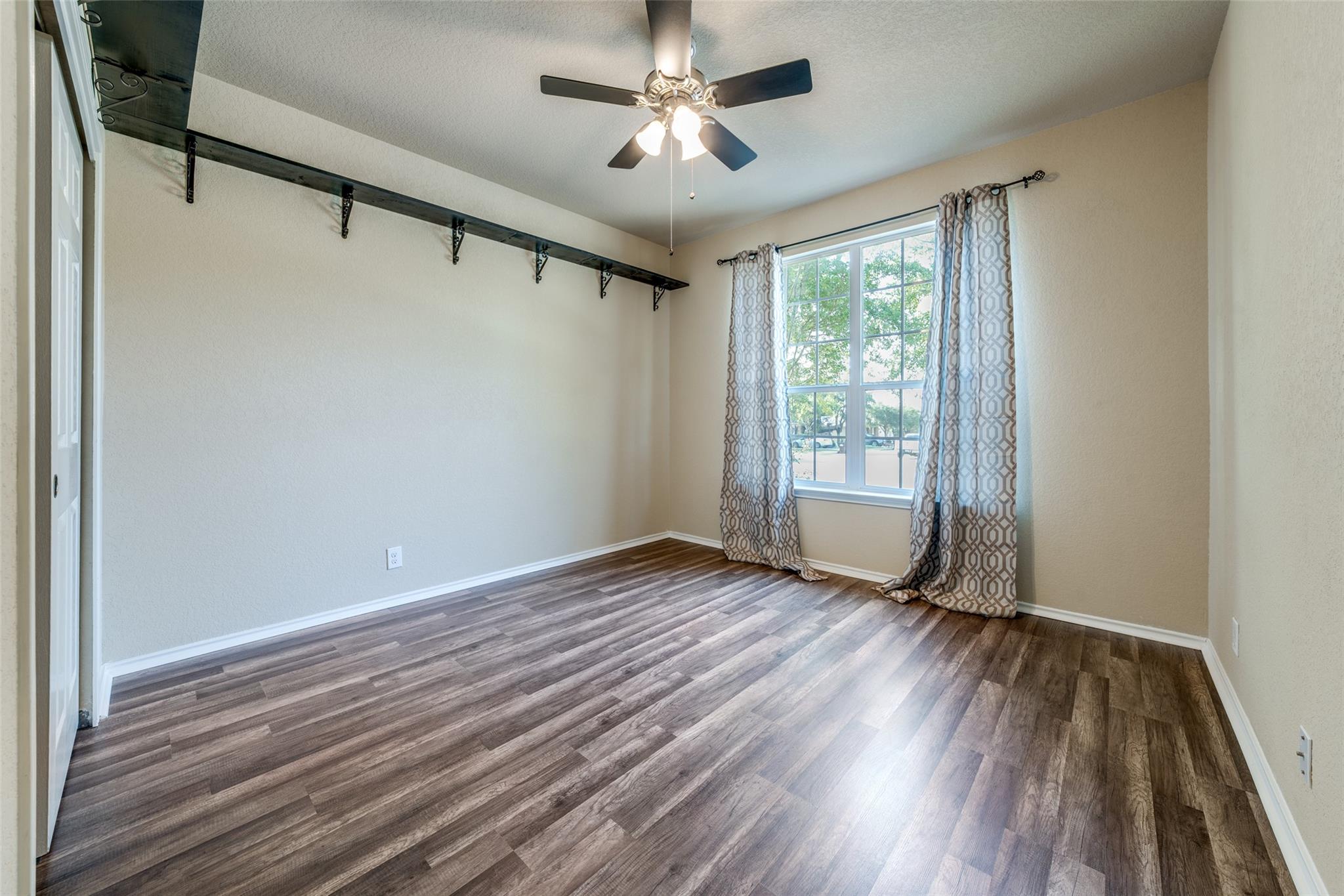 Image 16 of 22 For 572 Perch Mdw