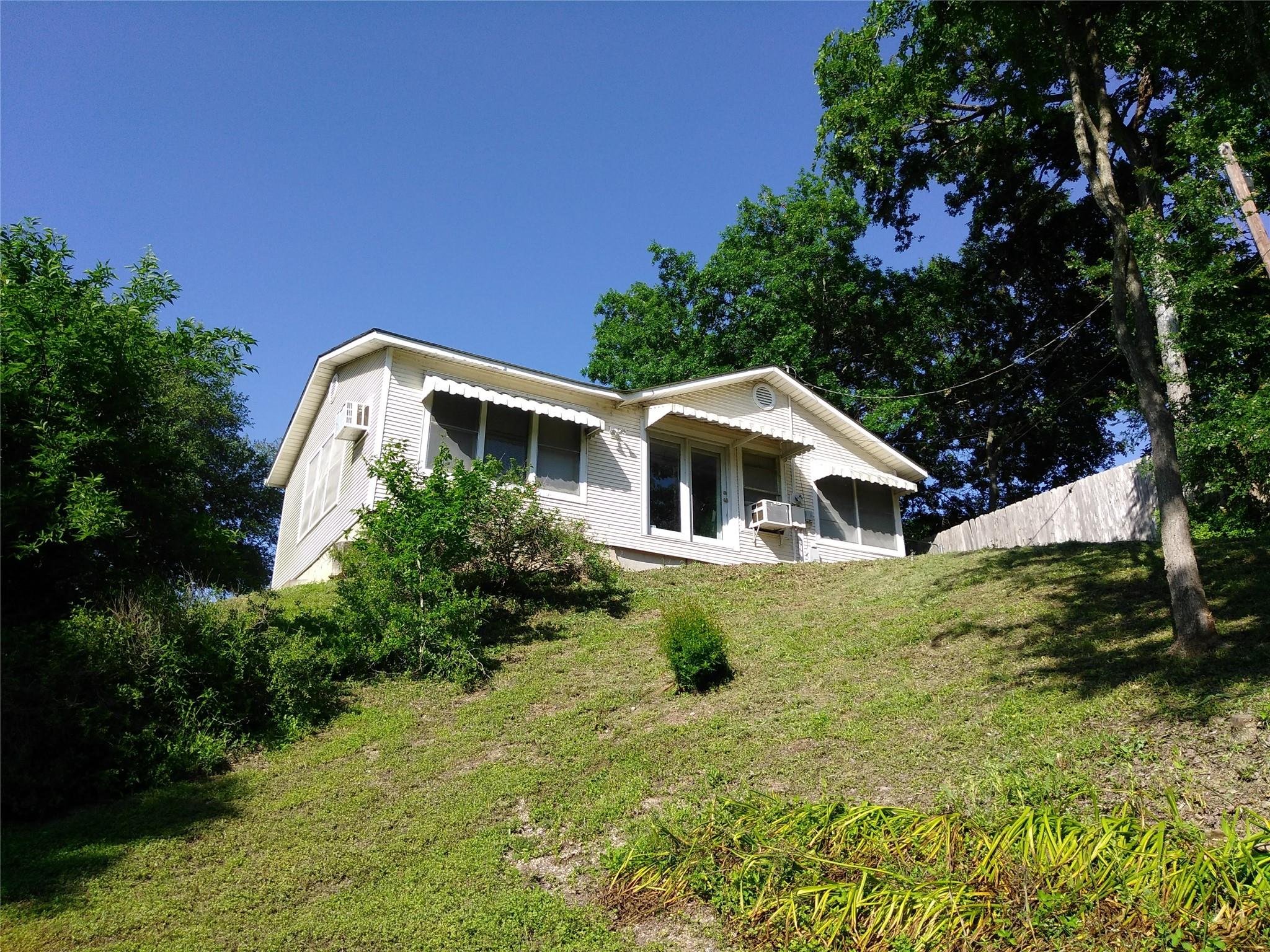 Image 4 of 11 For 630 Lake Front Ave