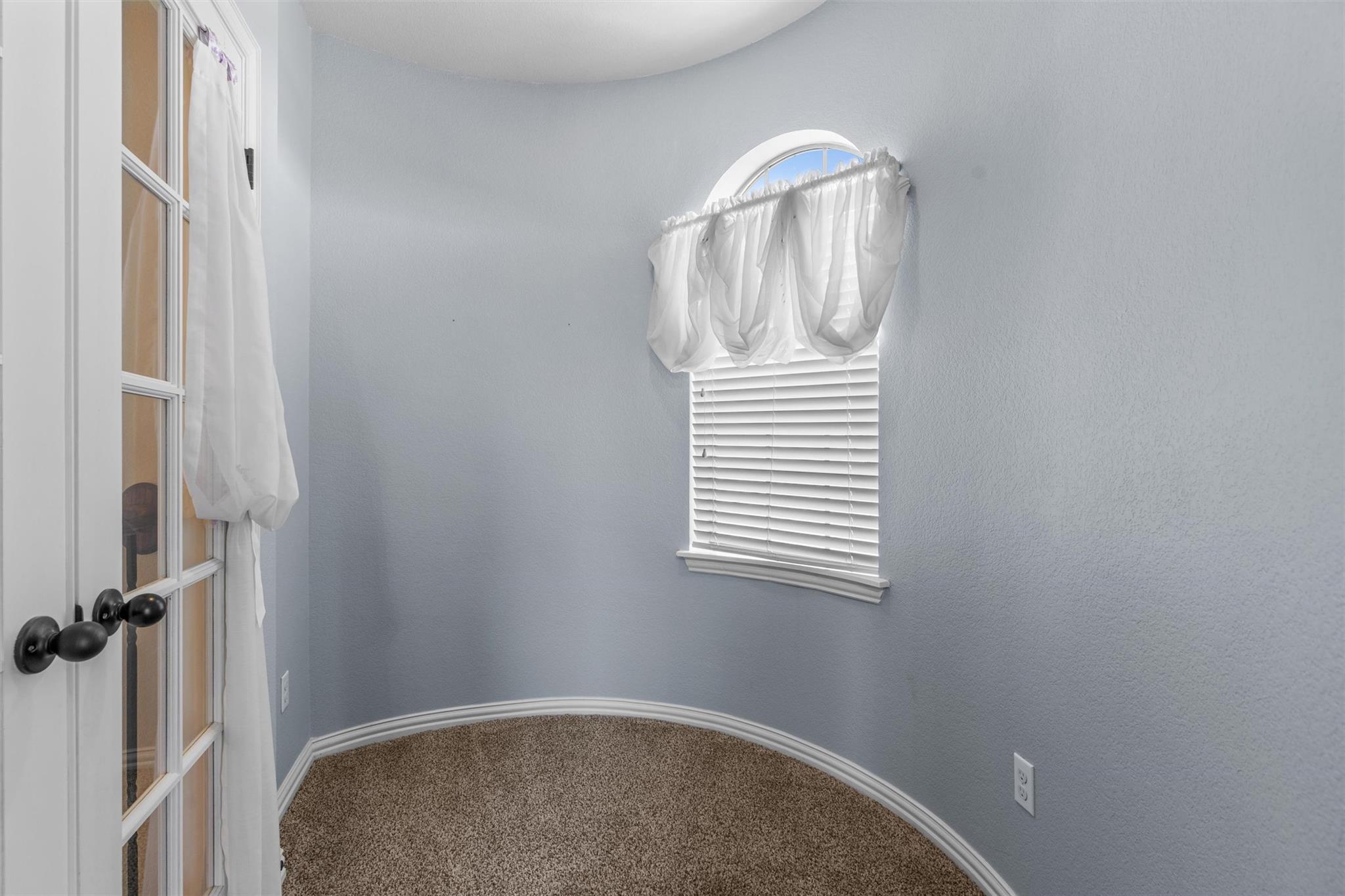 Image 32 of 40 For 2817 Bear Springs Trl