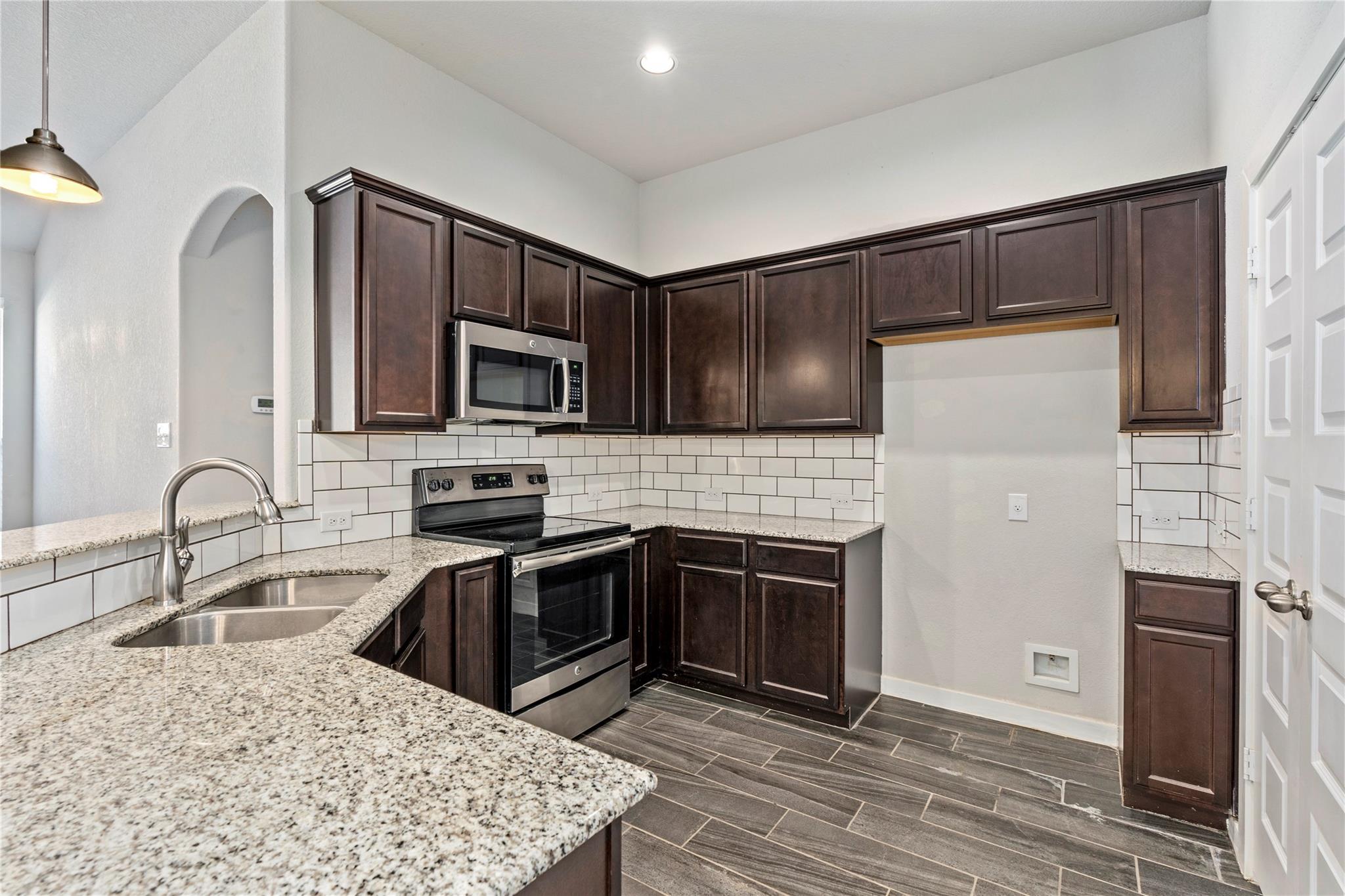 Image 16 of 26 For 334-338 Creekside Curve Curv