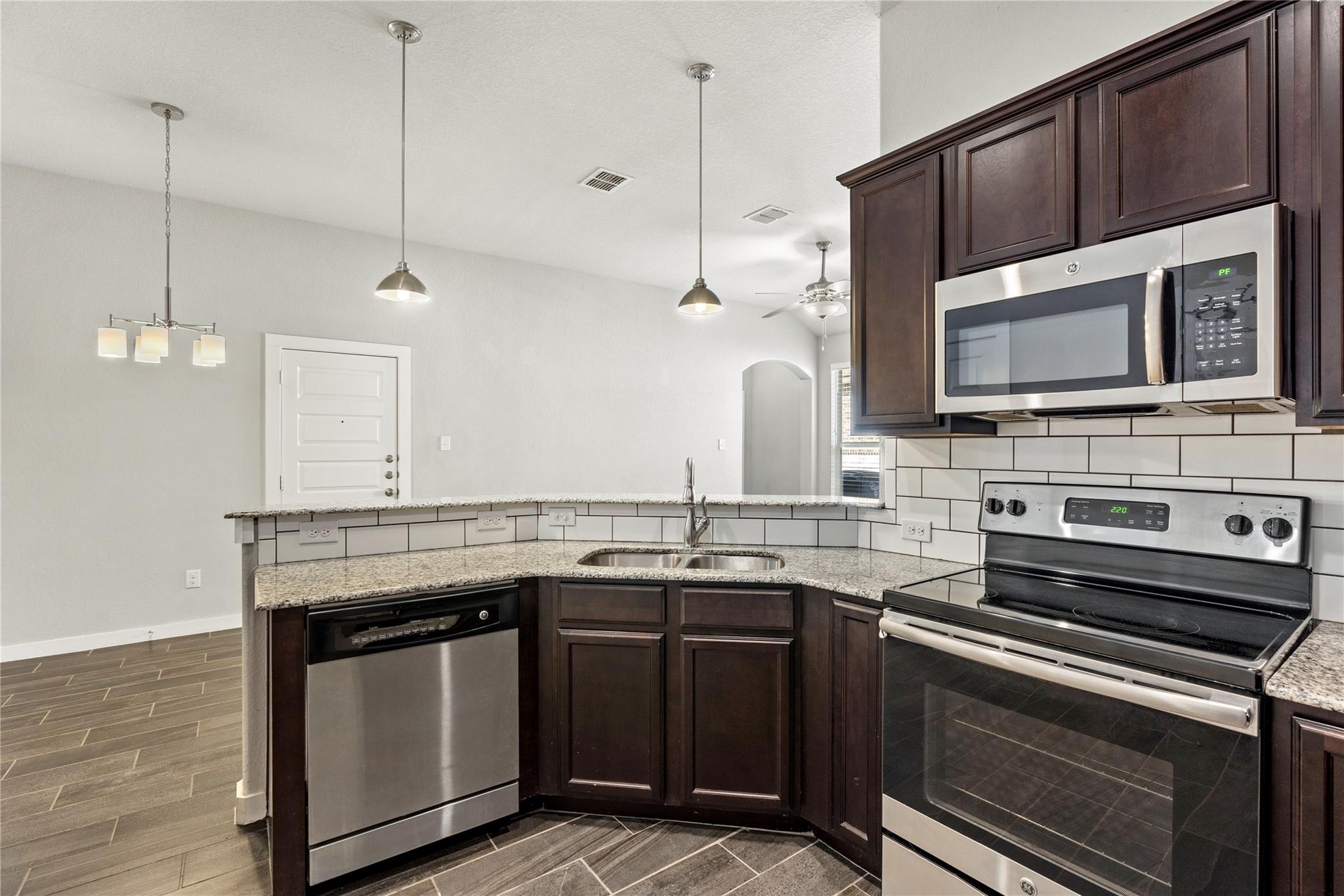 Image 18 of 26 For 334-338 Creekside Curve Curv