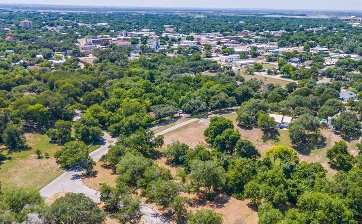 Image 5 of 7 For 8 Hampton Dr