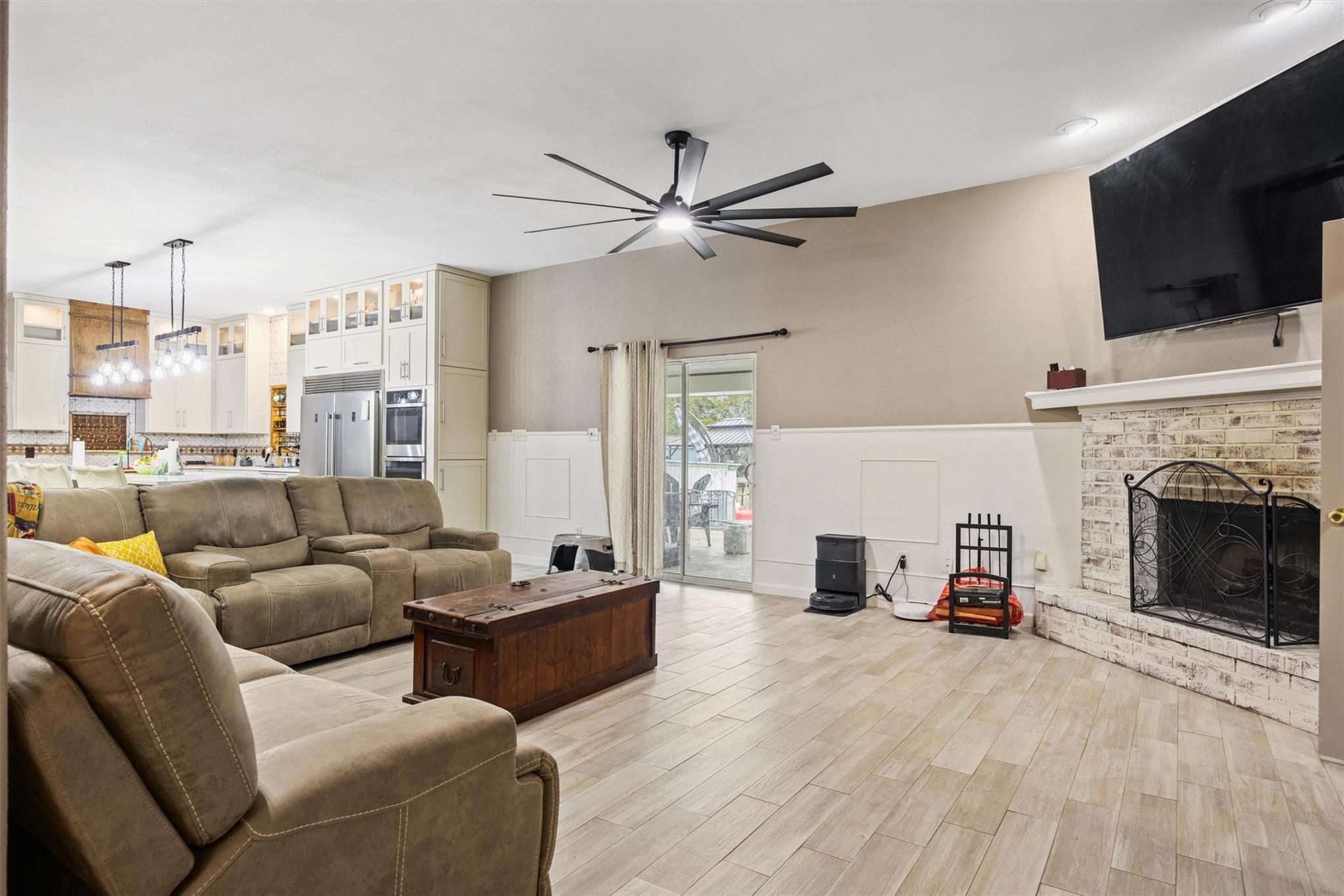 Image 4 of 40 For 1216 Honeysuckle Dr