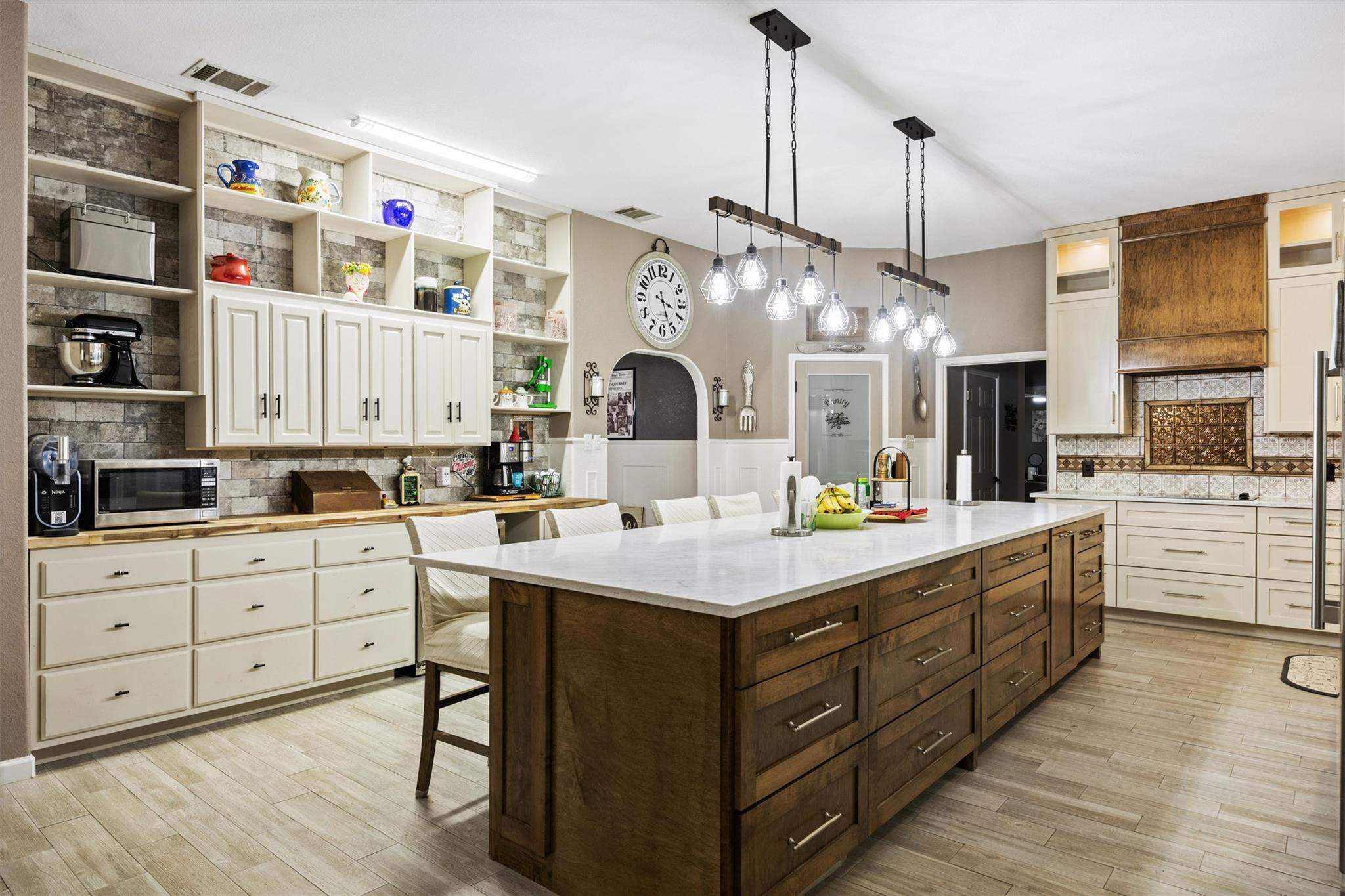 Image 5 of 40 For 1216 Honeysuckle Dr