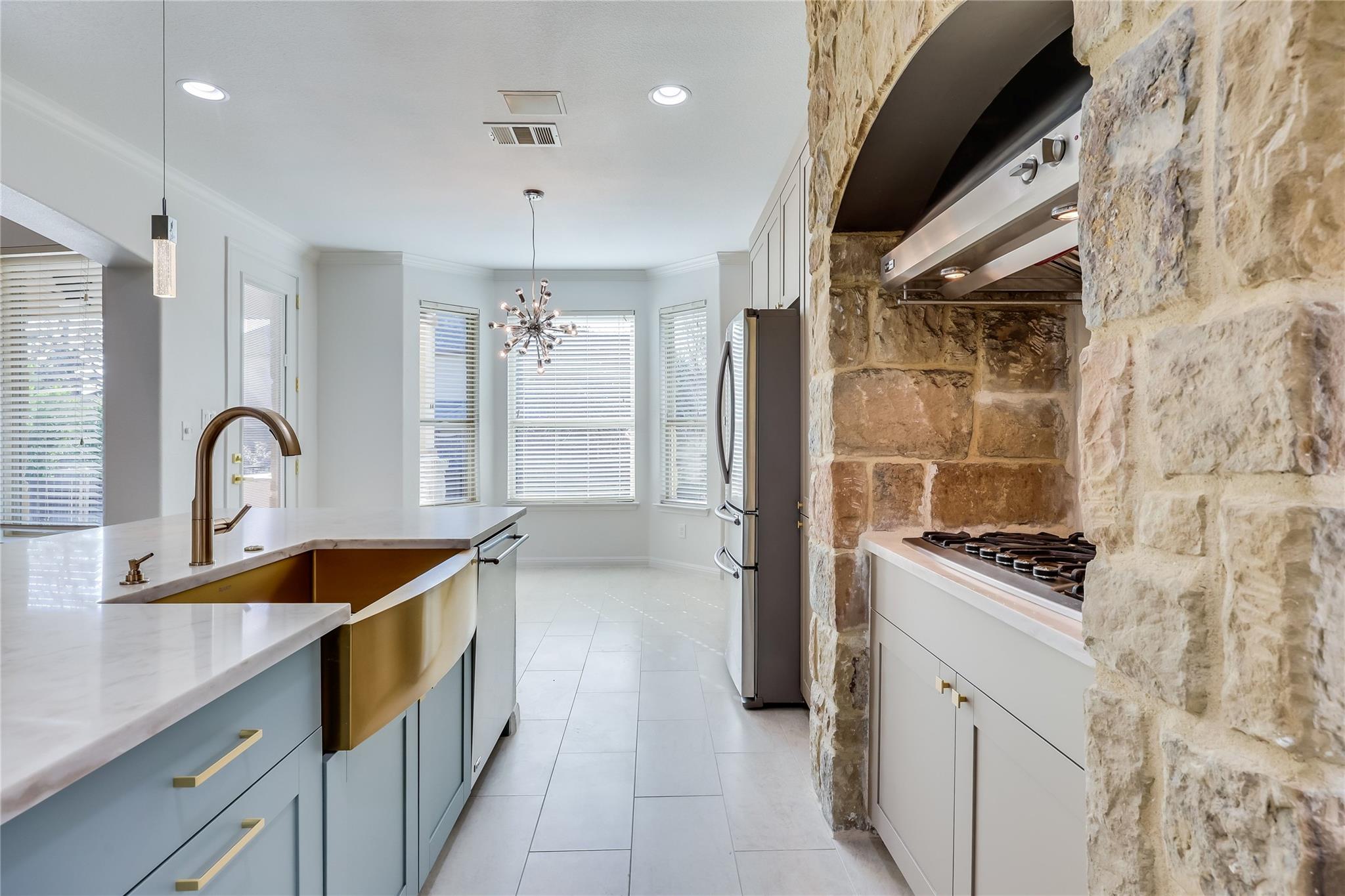 Image 7 of 40 For 3900 Avery Woods Ln