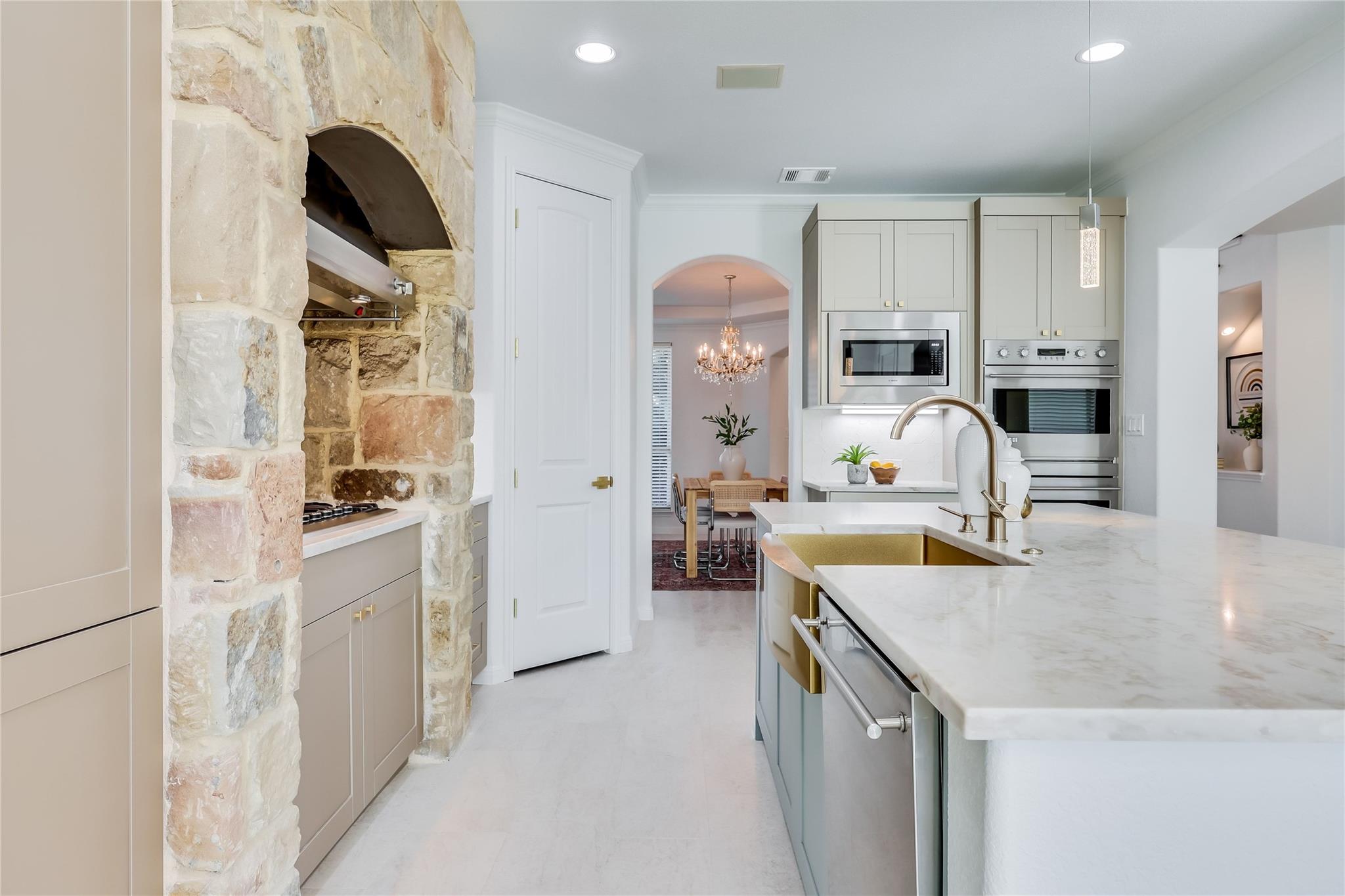 Image 8 of 40 For 3900 Avery Woods Ln