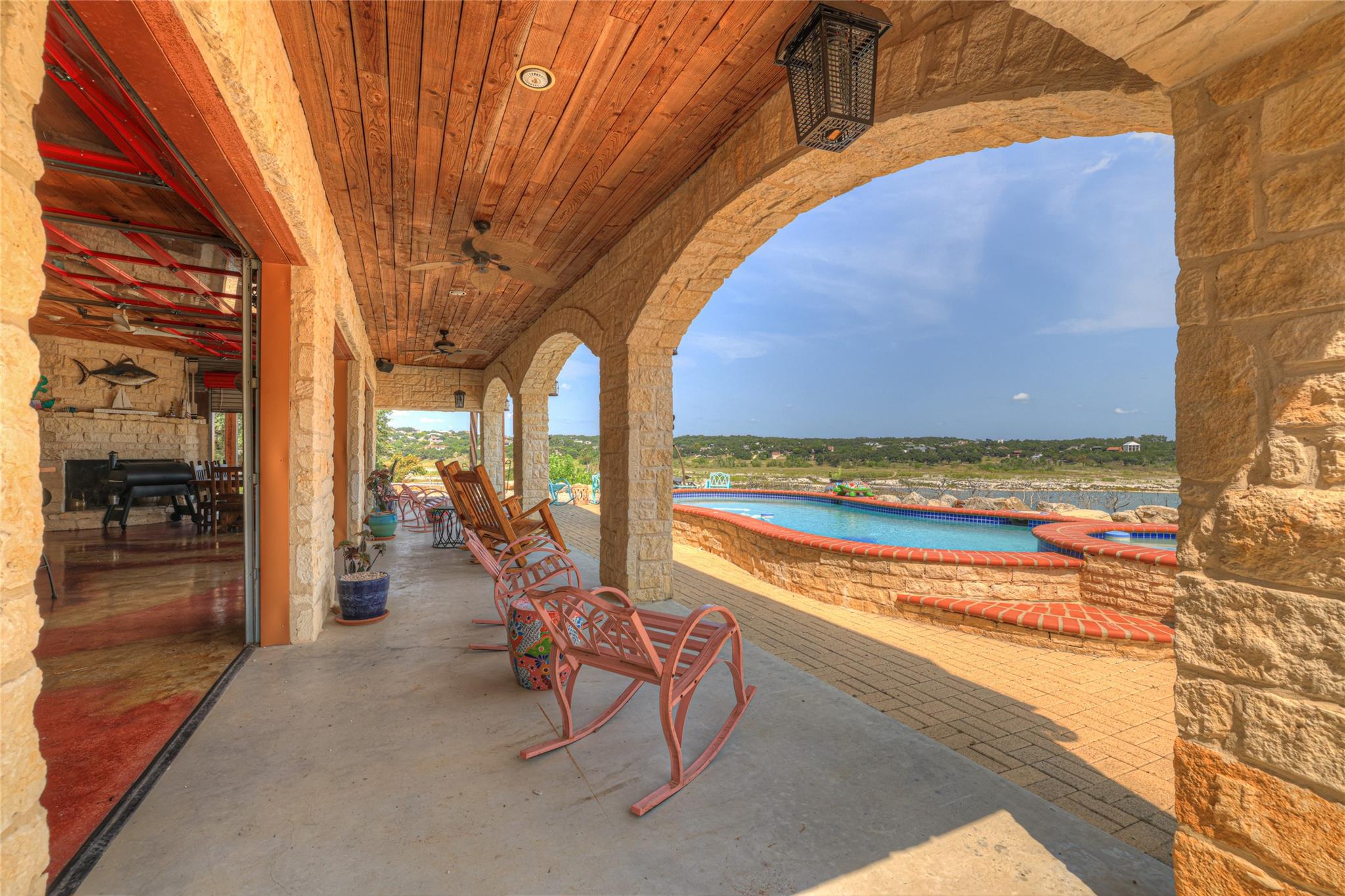 Image 4 of 40 For 2611 Westview Dr