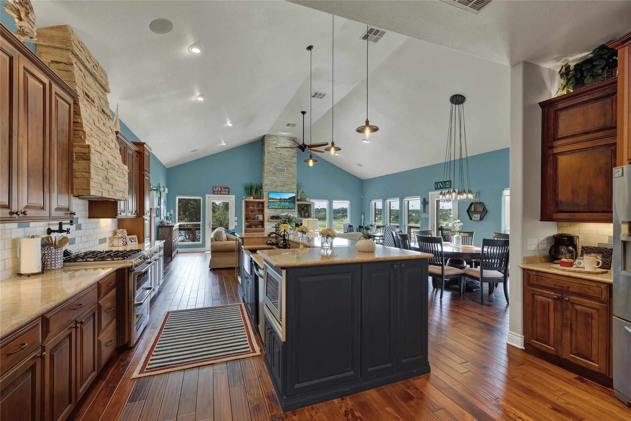 Image 9 of 40 For 2611 Westview Dr