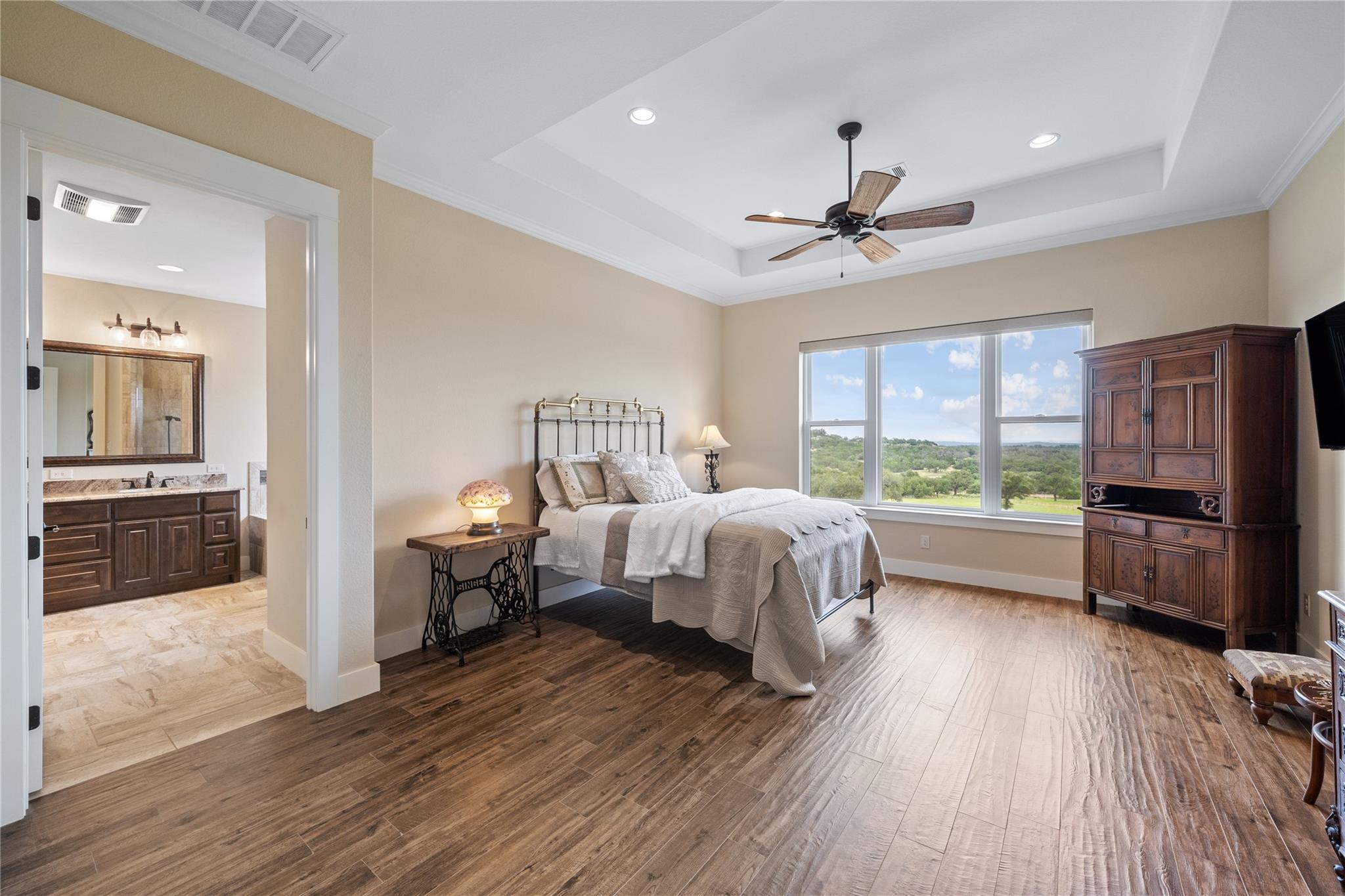 Image 14 of 40 For 328 Distant View Dr