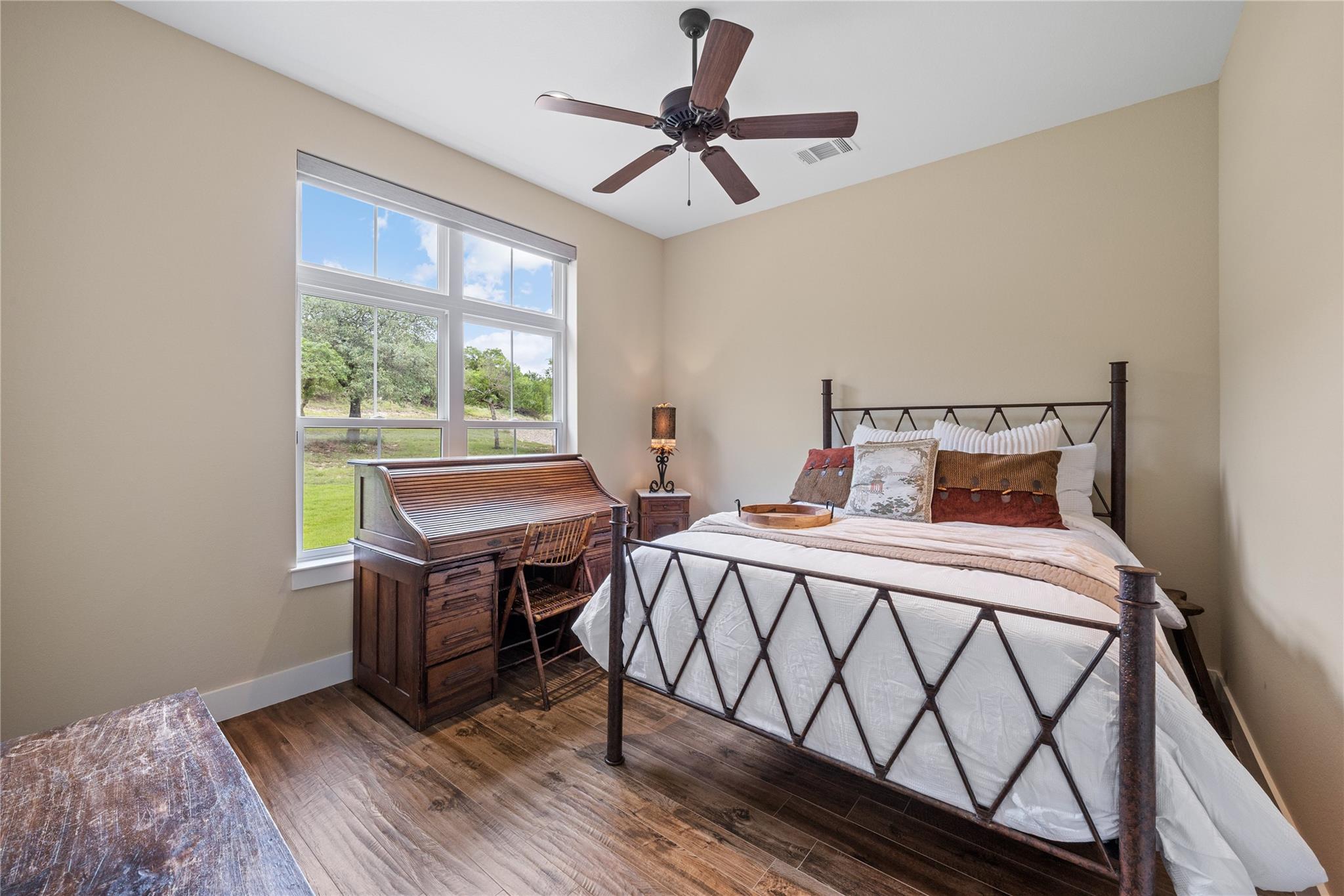 Image 24 of 40 For 328 Distant View Dr