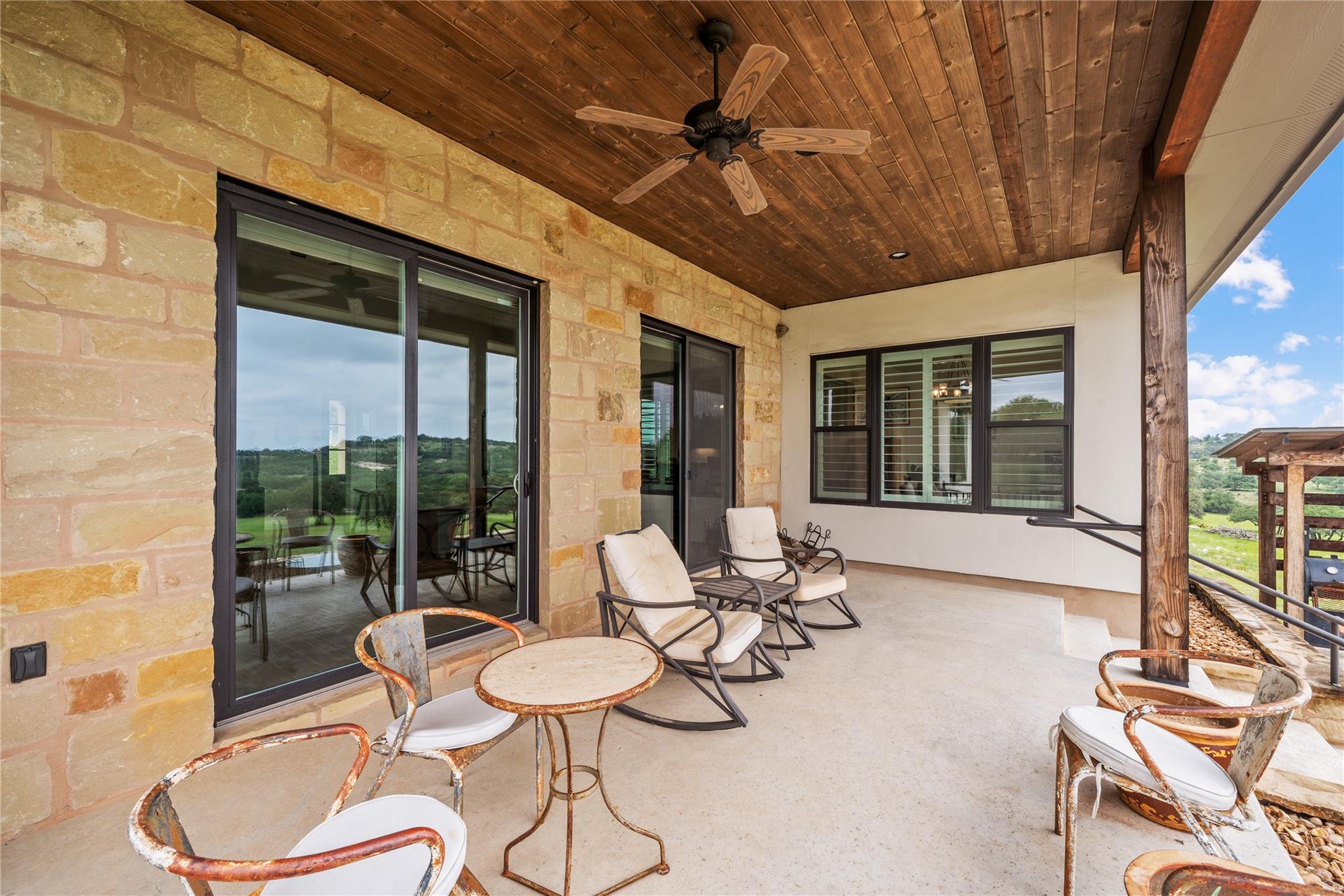 Image 29 of 40 For 328 Distant View Dr