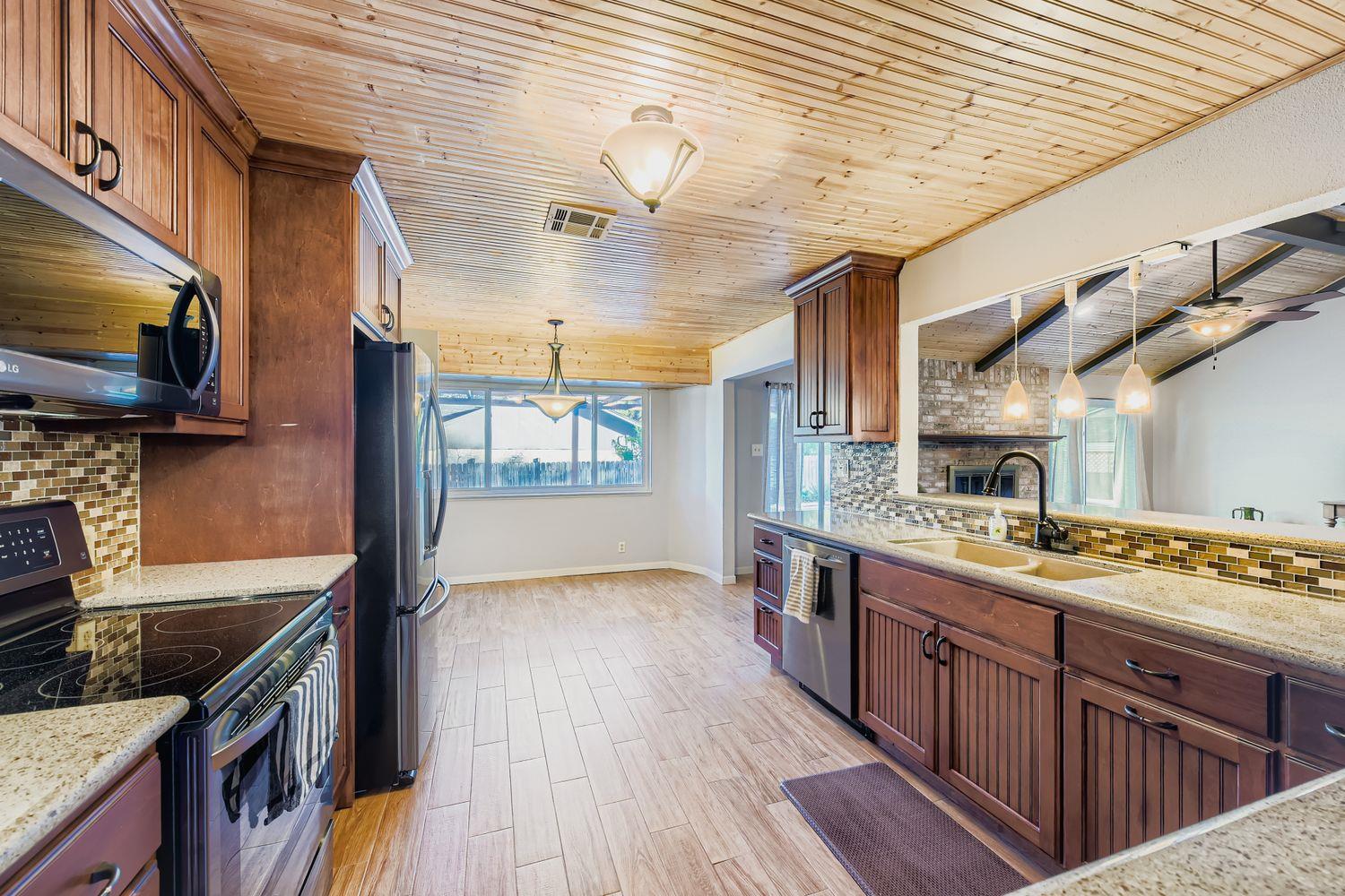 Image 12 of 29 For 9201 Heatherwood Dr