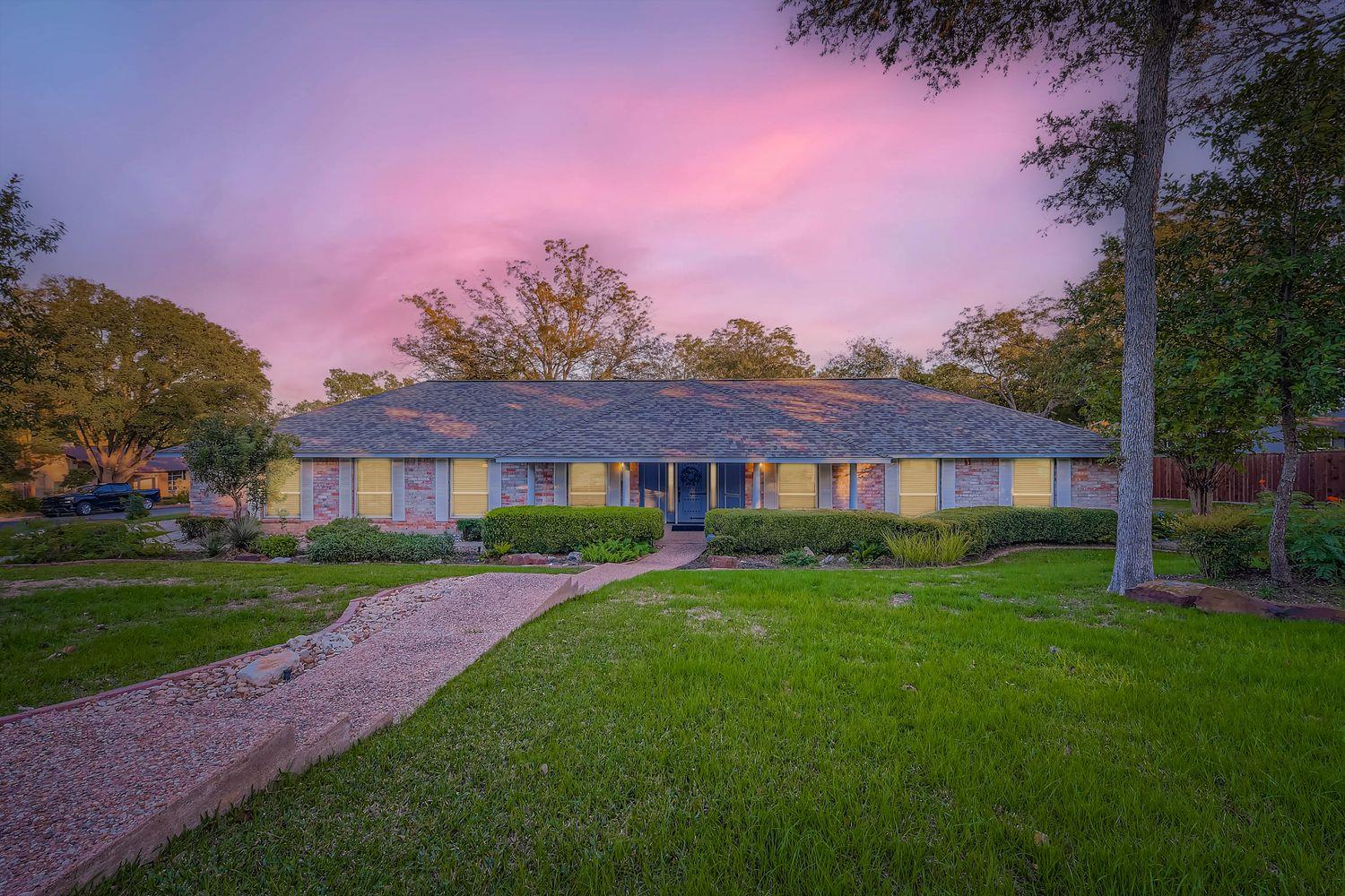 Image 2 of 29 For 9201 Heatherwood Dr