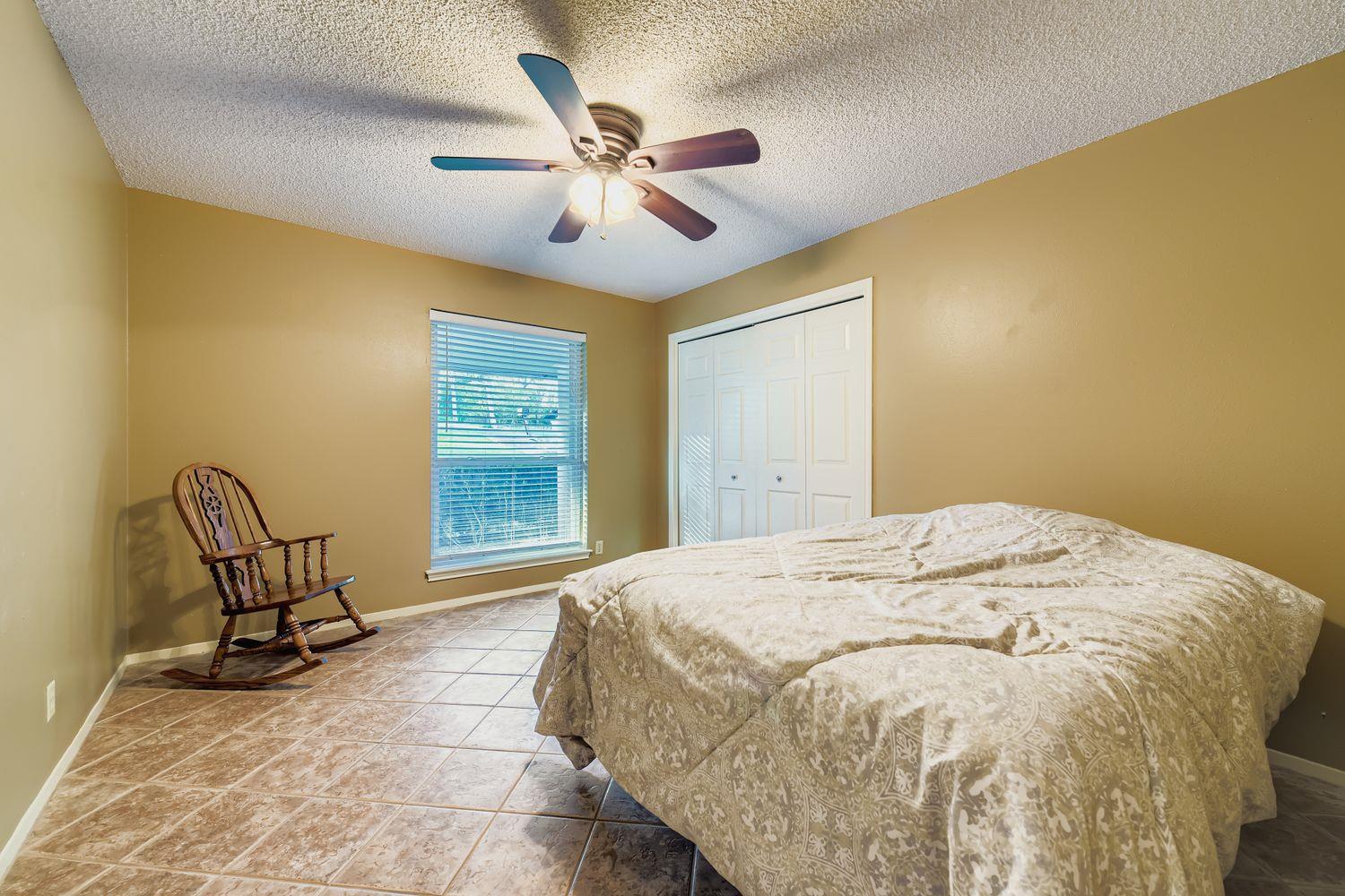 Image 20 of 29 For 9201 Heatherwood Dr