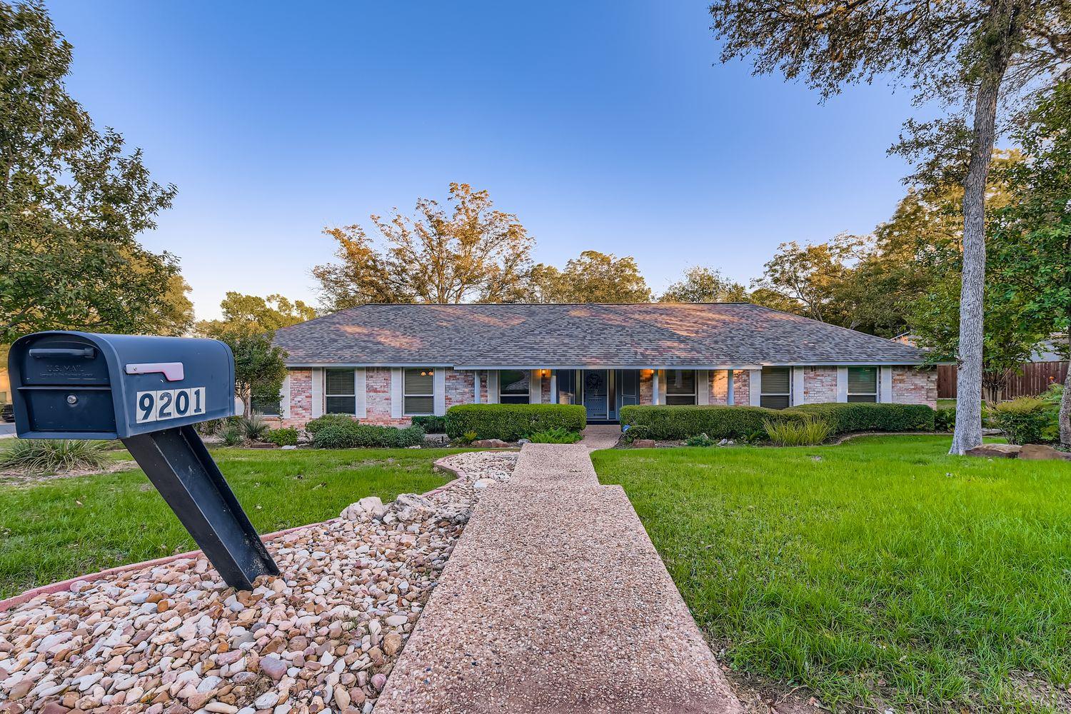 Image 3 of 29 For 9201 Heatherwood Dr