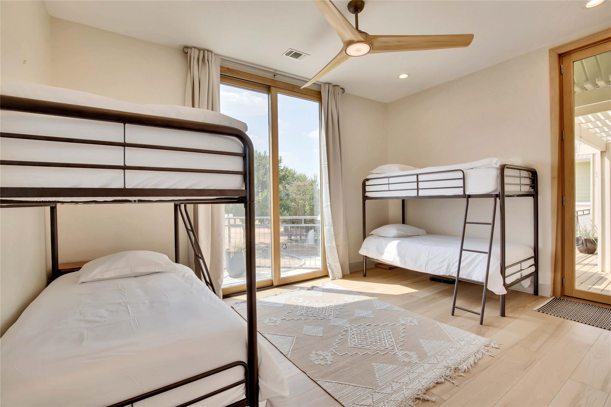 Image 18 of 38 For 609 Creekwood Dr