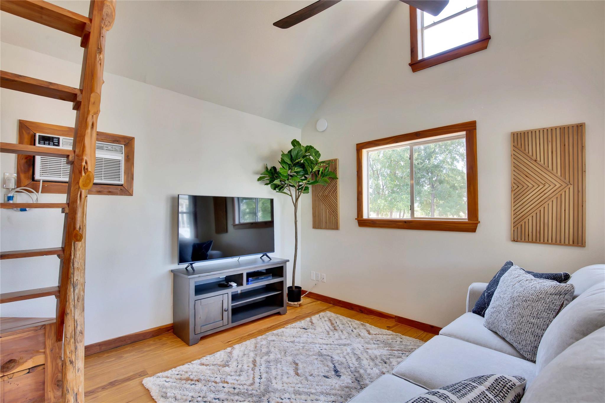 Image 21 of 38 For 609 Creekwood Dr