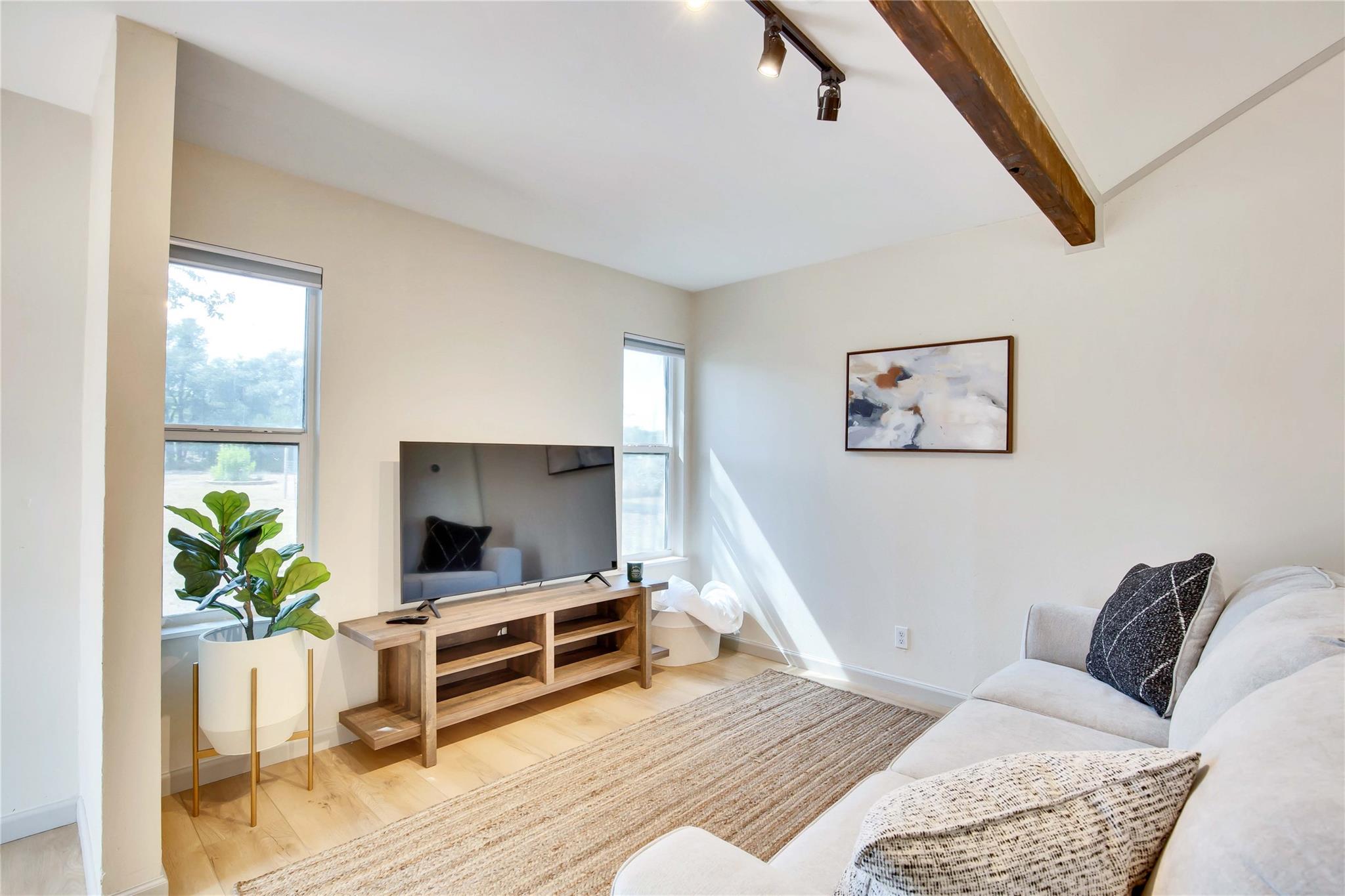 Image 25 of 38 For 609 Creekwood Dr