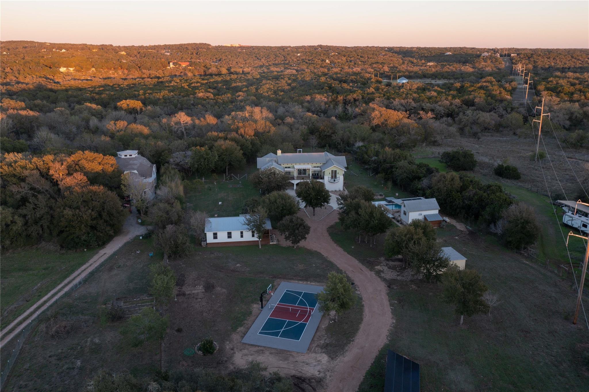 Image 3 of 38 For 609 Creekwood Dr