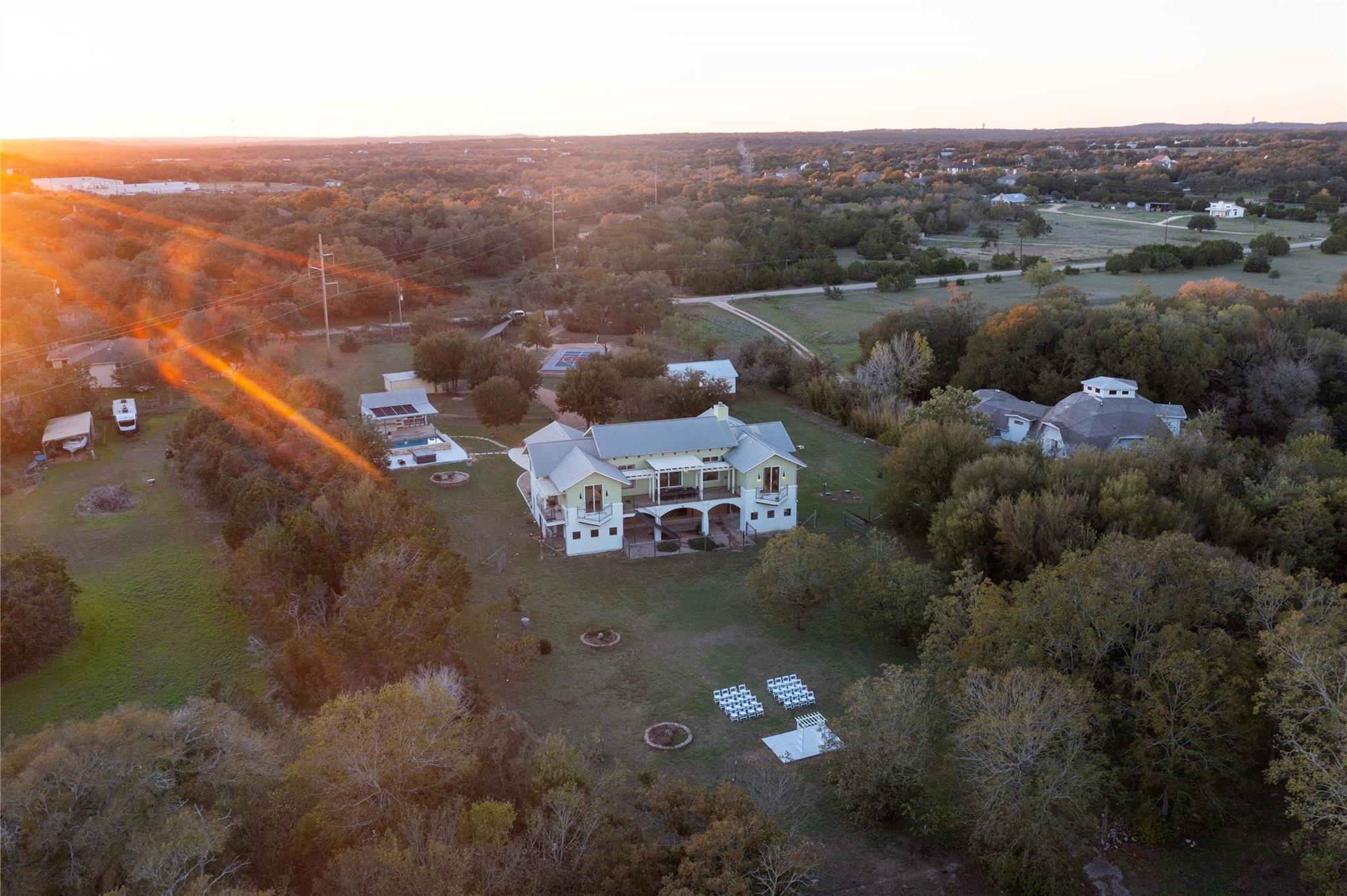 Image 4 of 38 For 609 Creekwood Dr