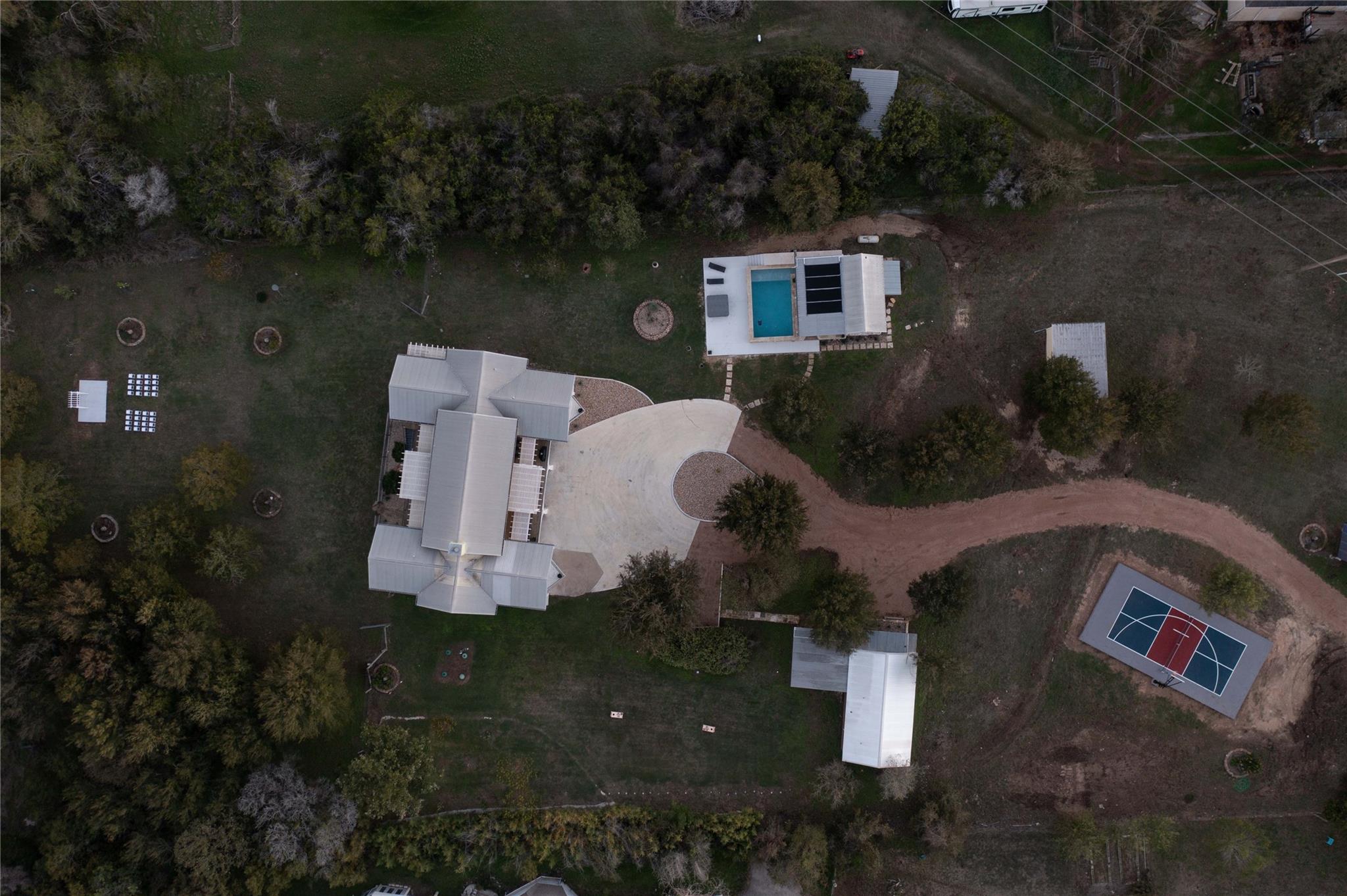 Image 5 of 38 For 609 Creekwood Dr