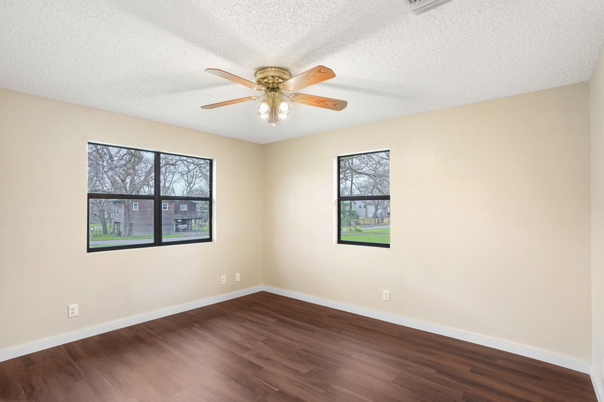 Image 19 of 34 For 358 Lake Placid Dr