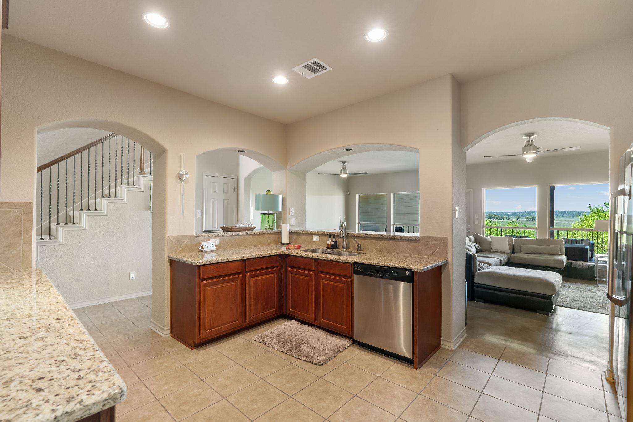 Image 4 of 33 For 970 Parkview Dr