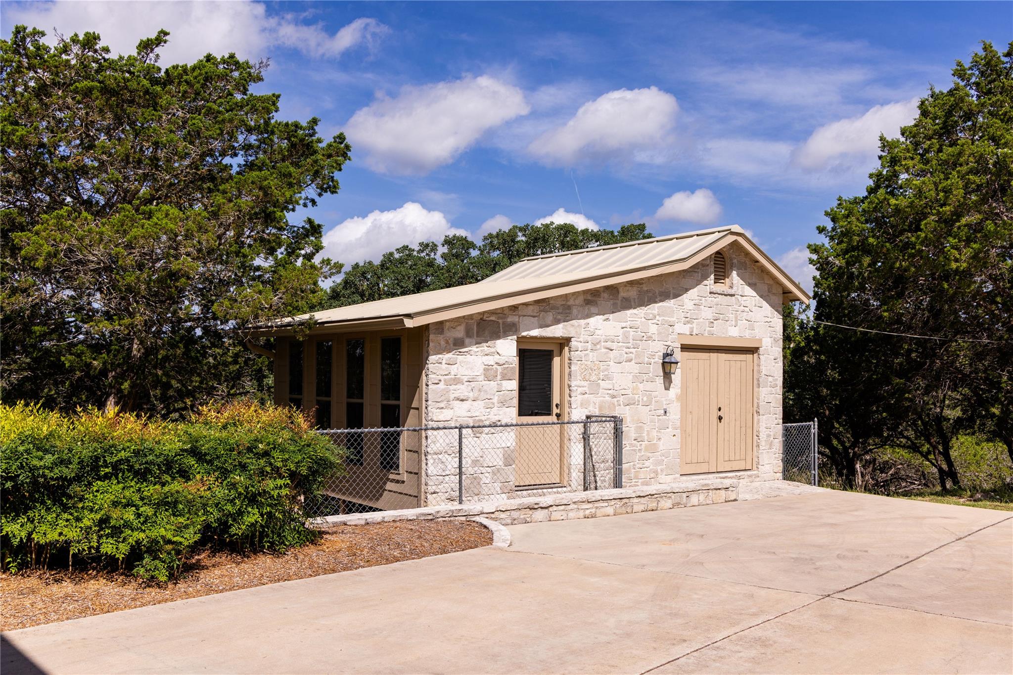 Image 30 of 39 For 125 Deer Haven Ln W