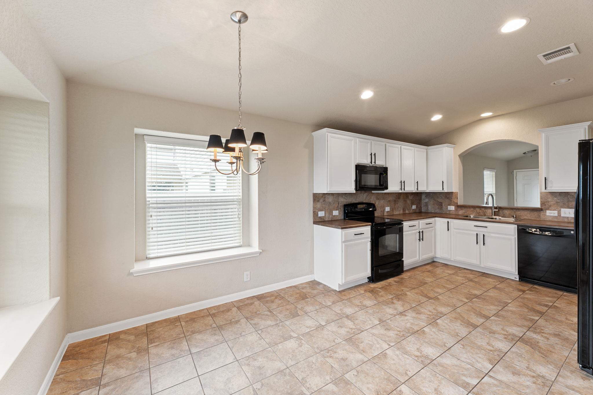 Image 14 of 32 For 582 Briggs Dr