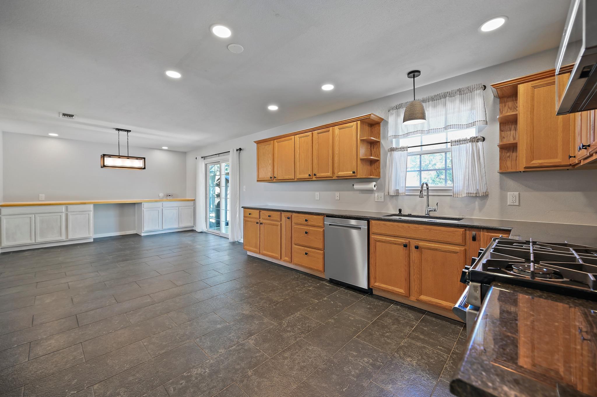 Image 11 of 40 For 141 Arnold Dr