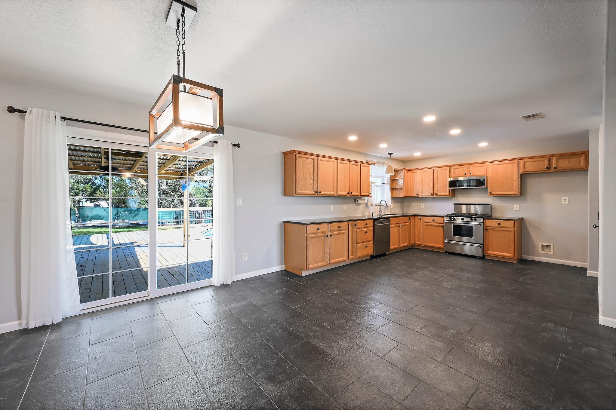 Image 3 of 40 For 141 Arnold Dr