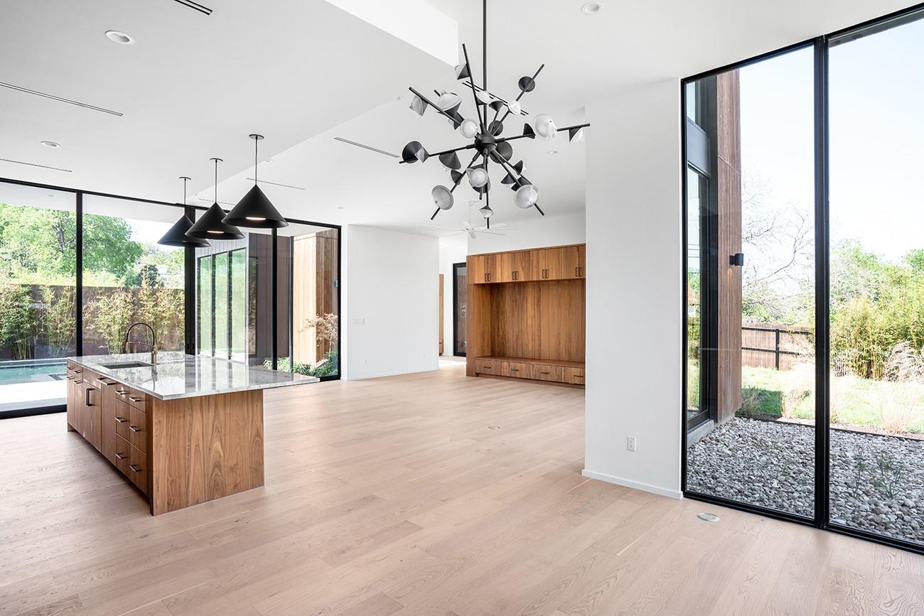 Image 5 of 28 For 2001 Melridge Pl