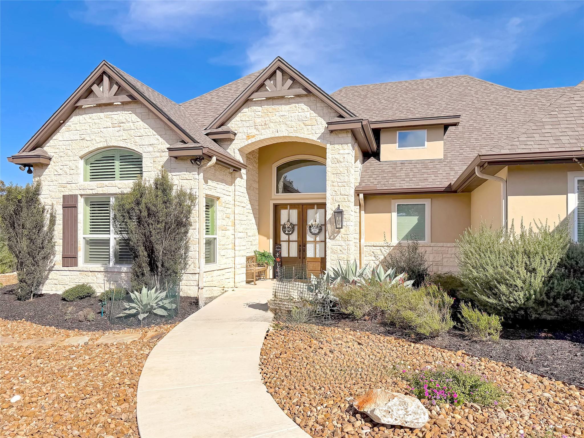 Image 2 of 40 For 631 Angelica Vis