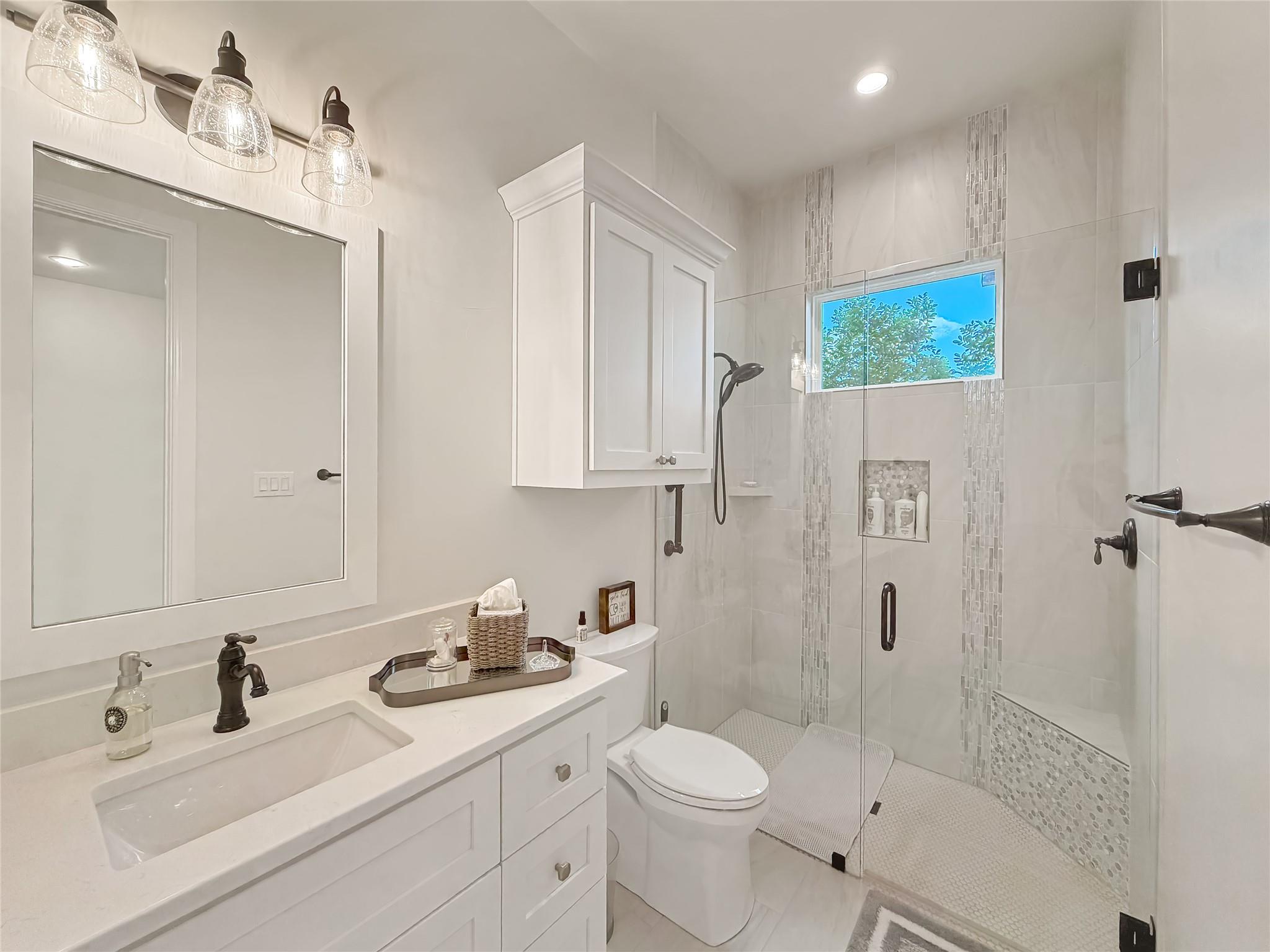 Image 32 of 40 For 631 Angelica Vis