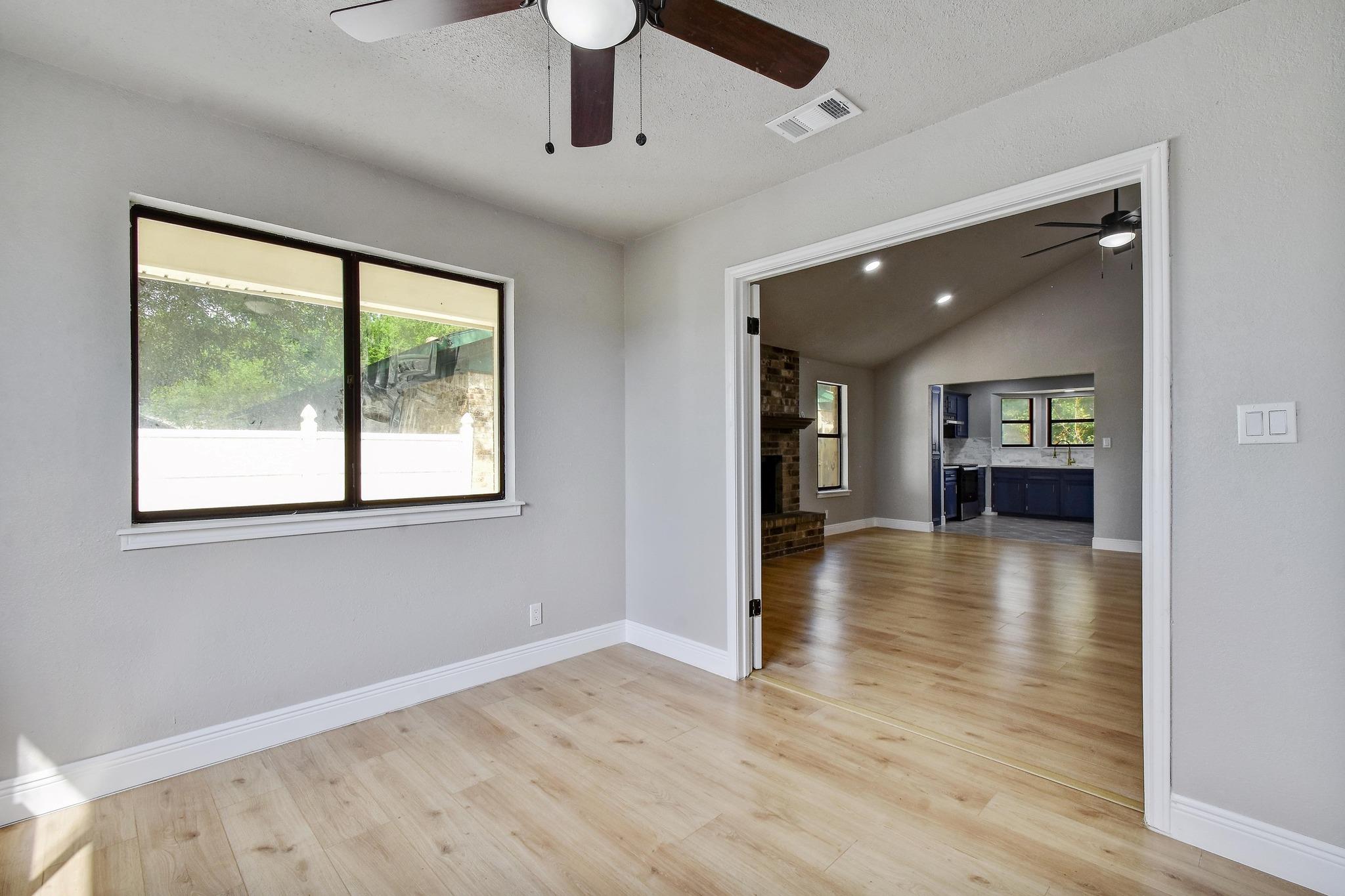Image 11 of 19 For 833 Bellaire Dr