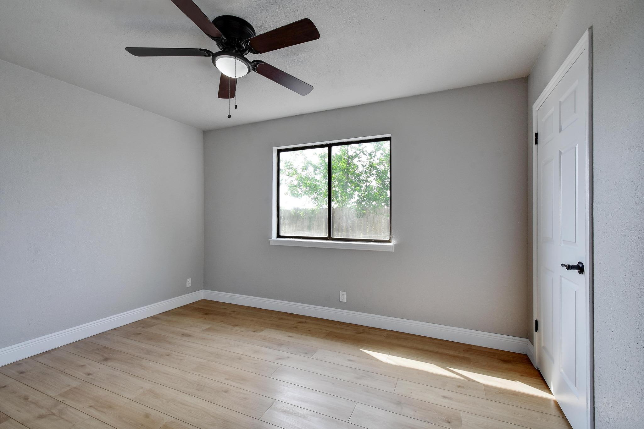 Image 13 of 19 For 833 Bellaire Dr