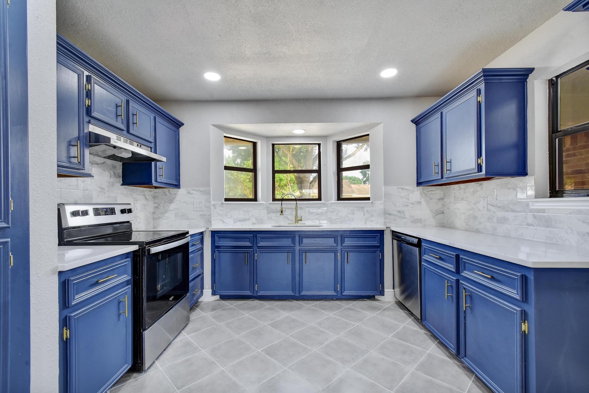 Image 2 of 19 For 833 Bellaire Dr