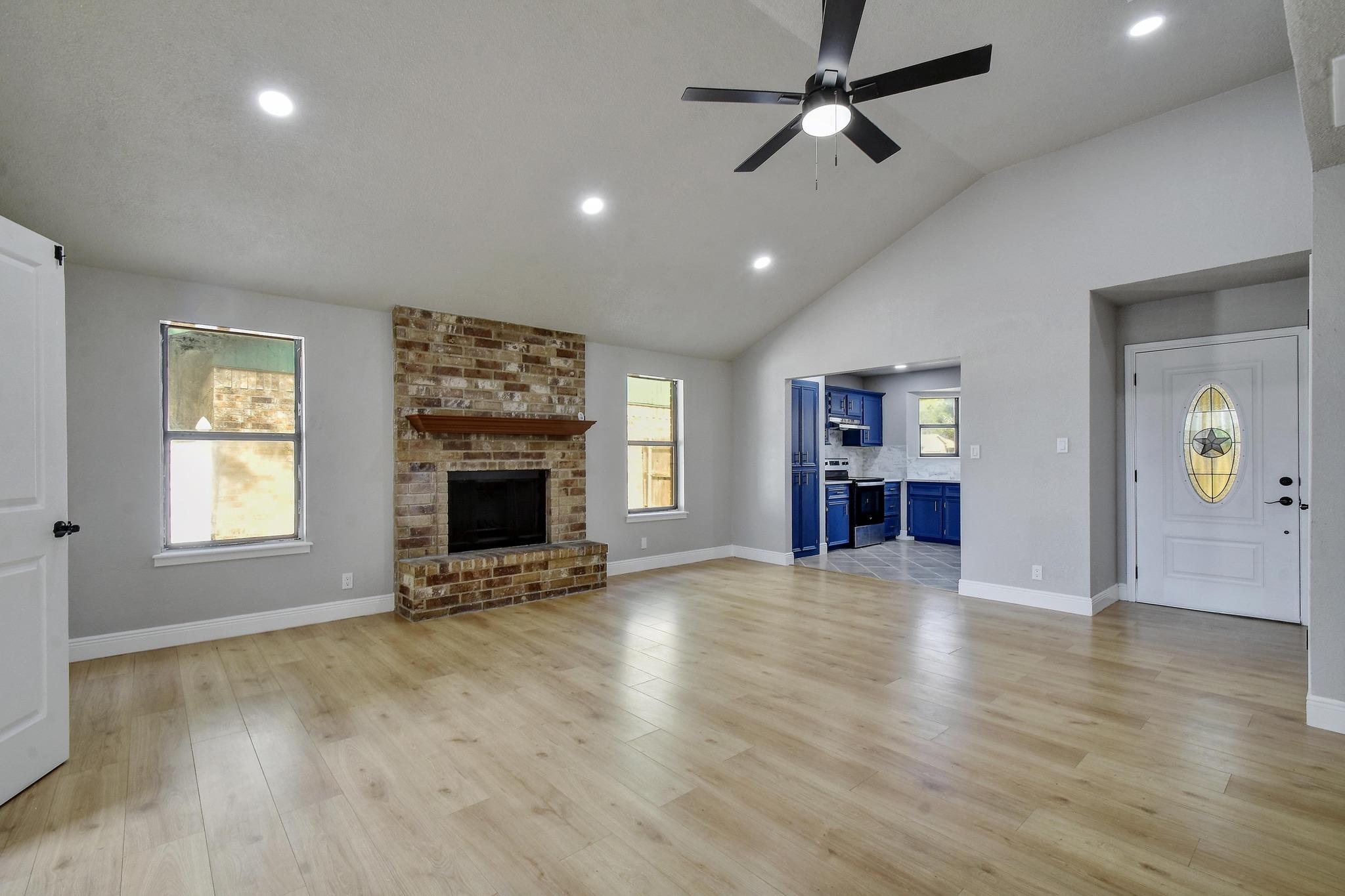 Image 3 of 19 For 833 Bellaire Dr