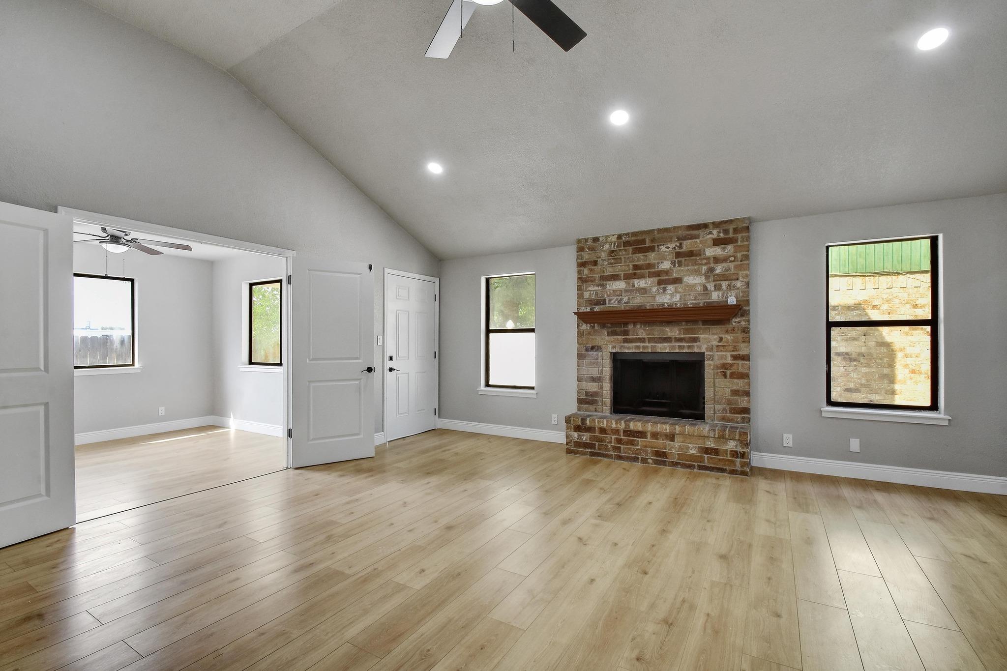 Image 6 of 19 For 833 Bellaire Dr