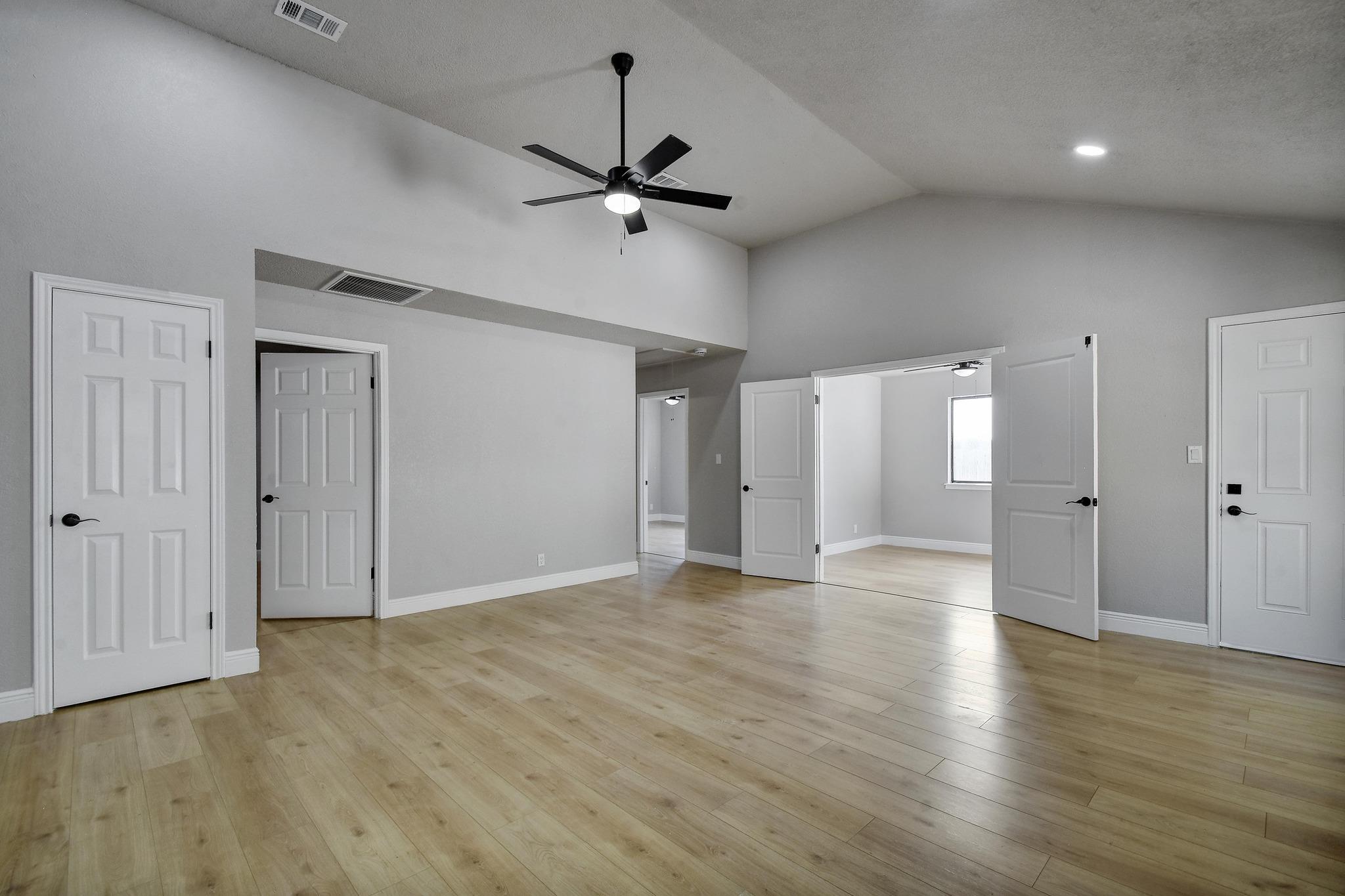 Image 8 of 19 For 833 Bellaire Dr