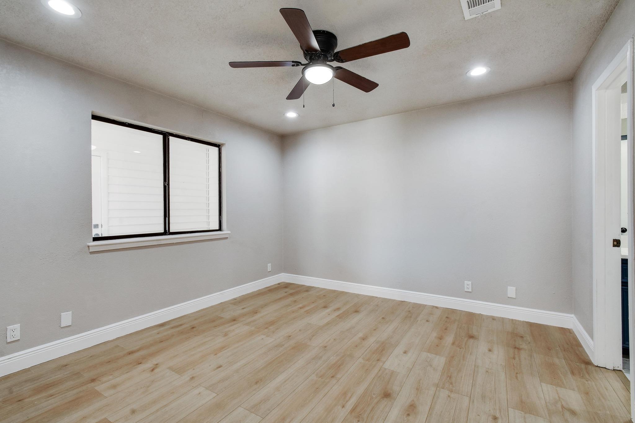 Image 9 of 19 For 833 Bellaire Dr