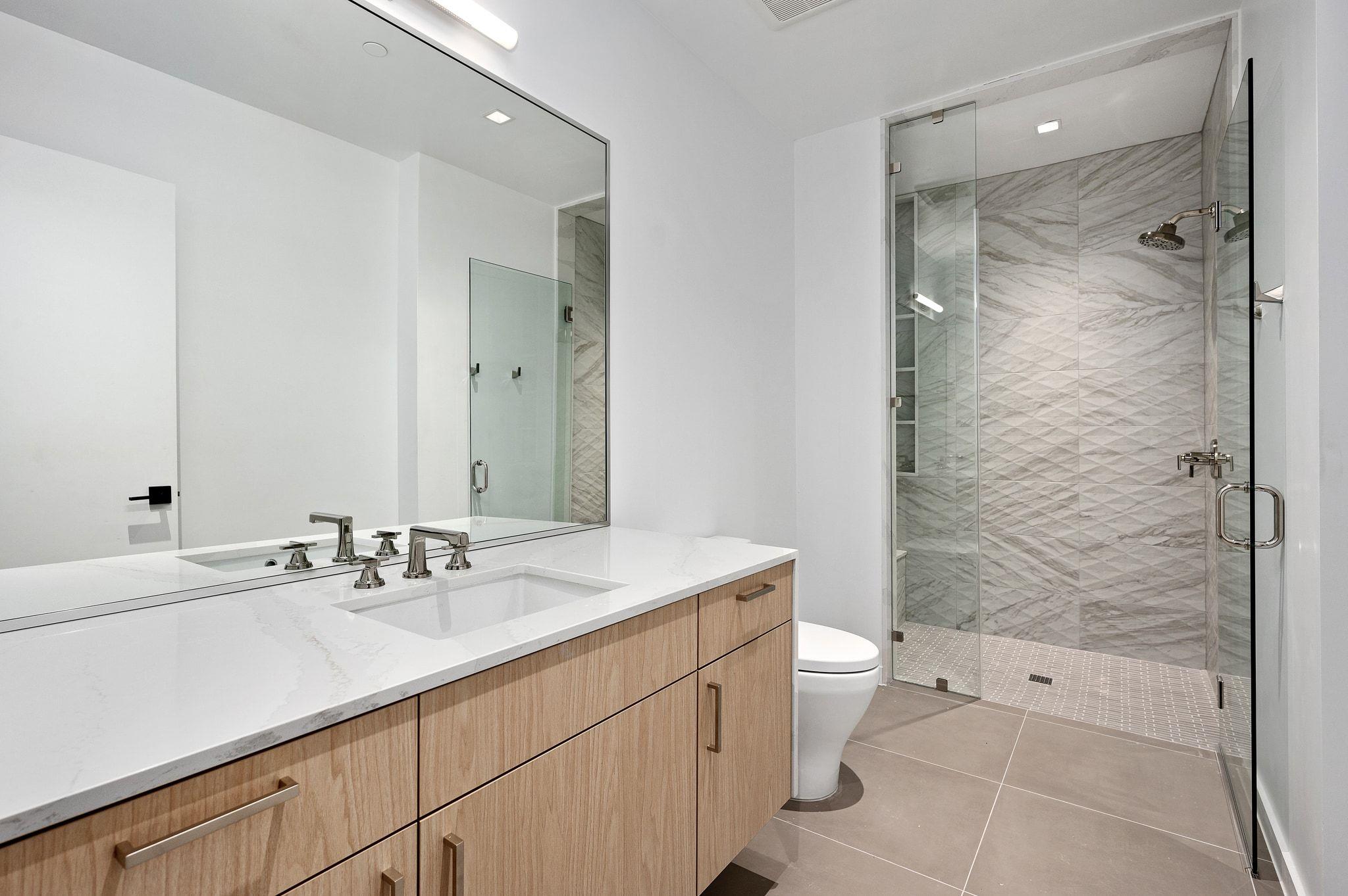 Image 34 of 40 For 1006 Baylor St 201