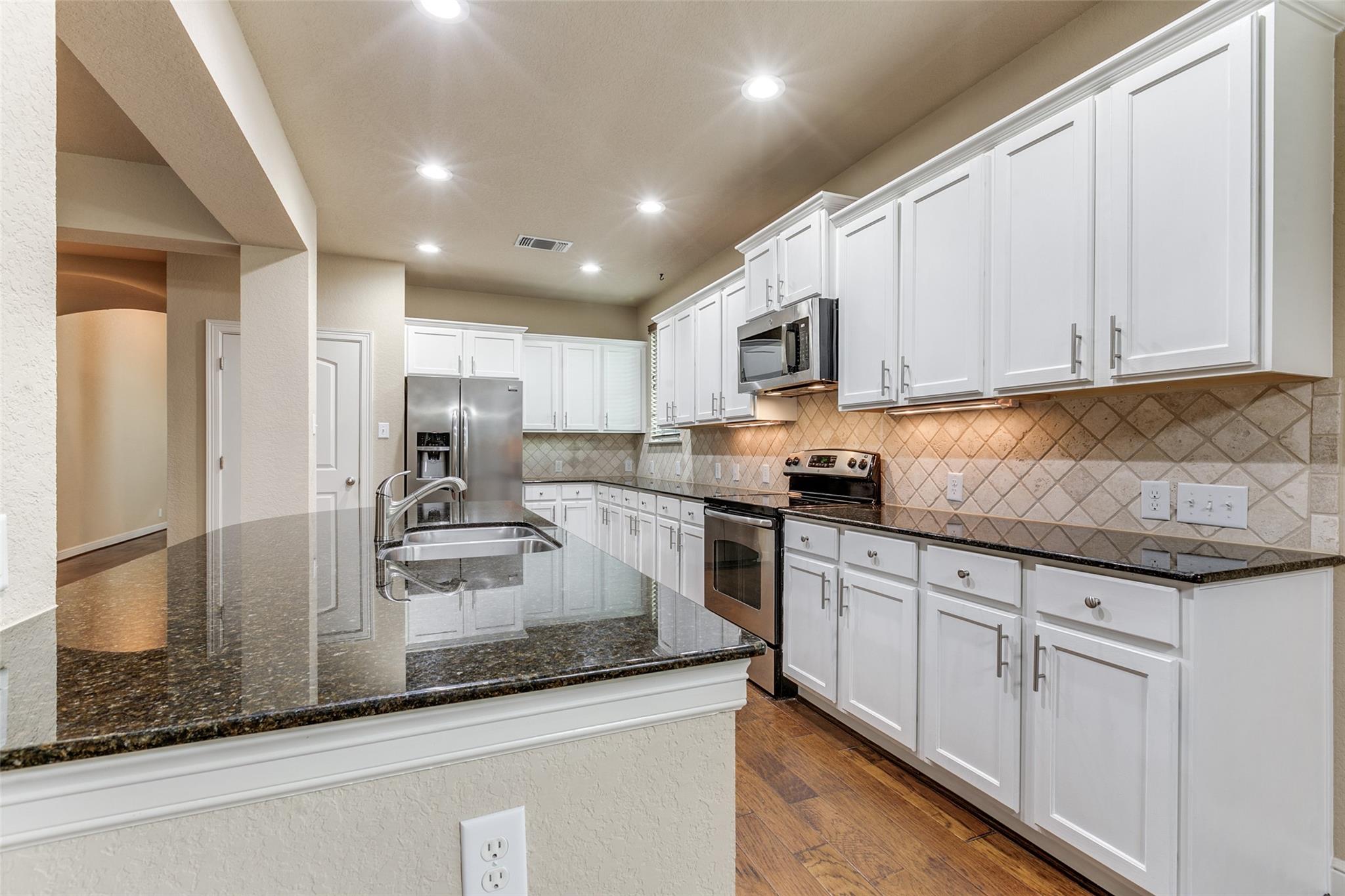 Image 11 of 36 For 15335 Round Pond Pl
