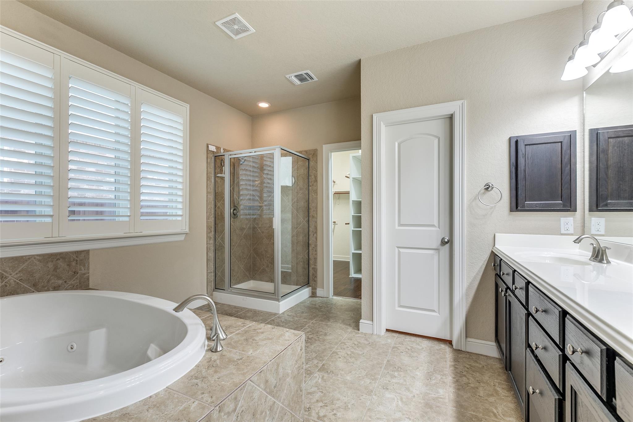 Image 21 of 36 For 15335 Round Pond Pl