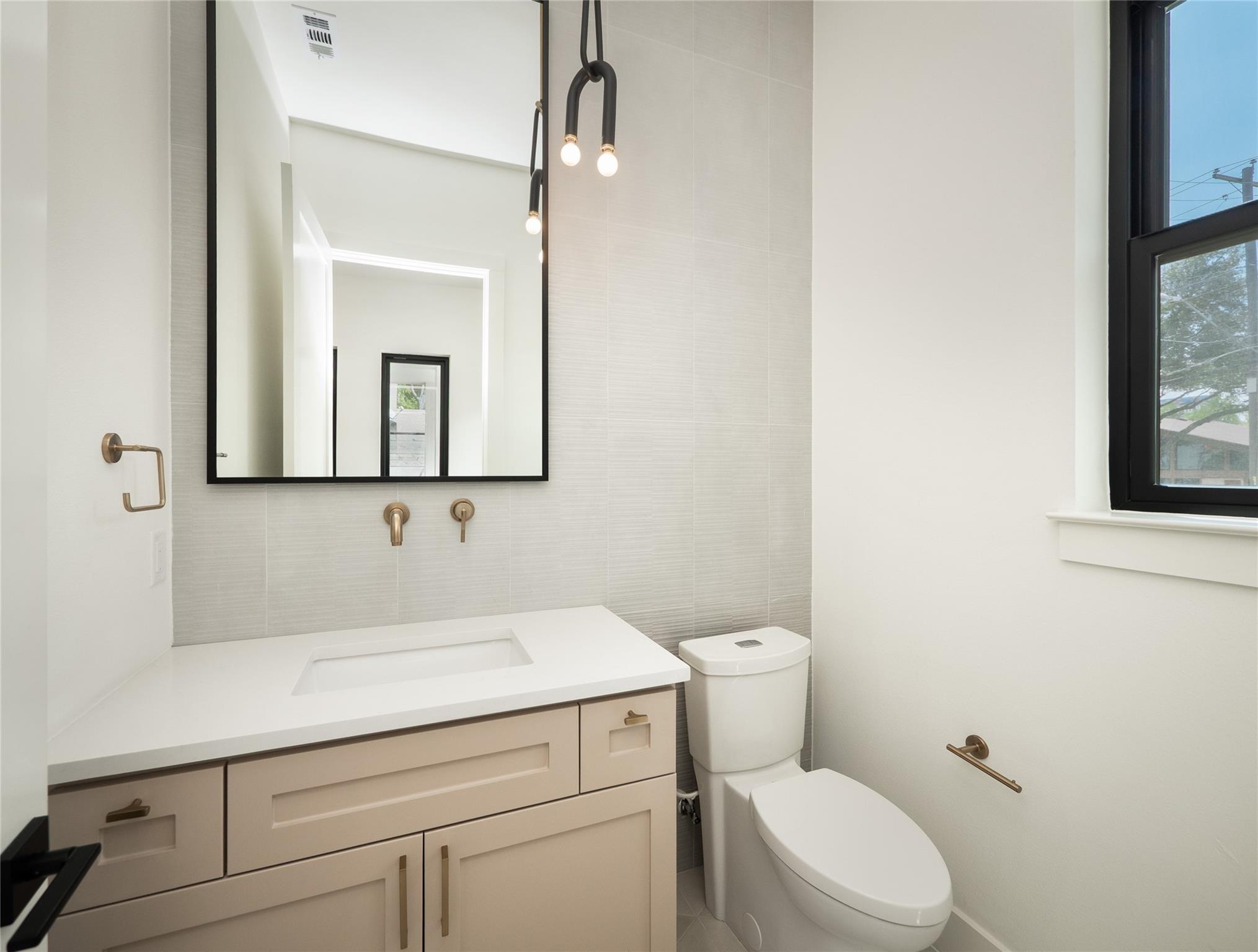 Image 22 of 40 For 814 Stark St